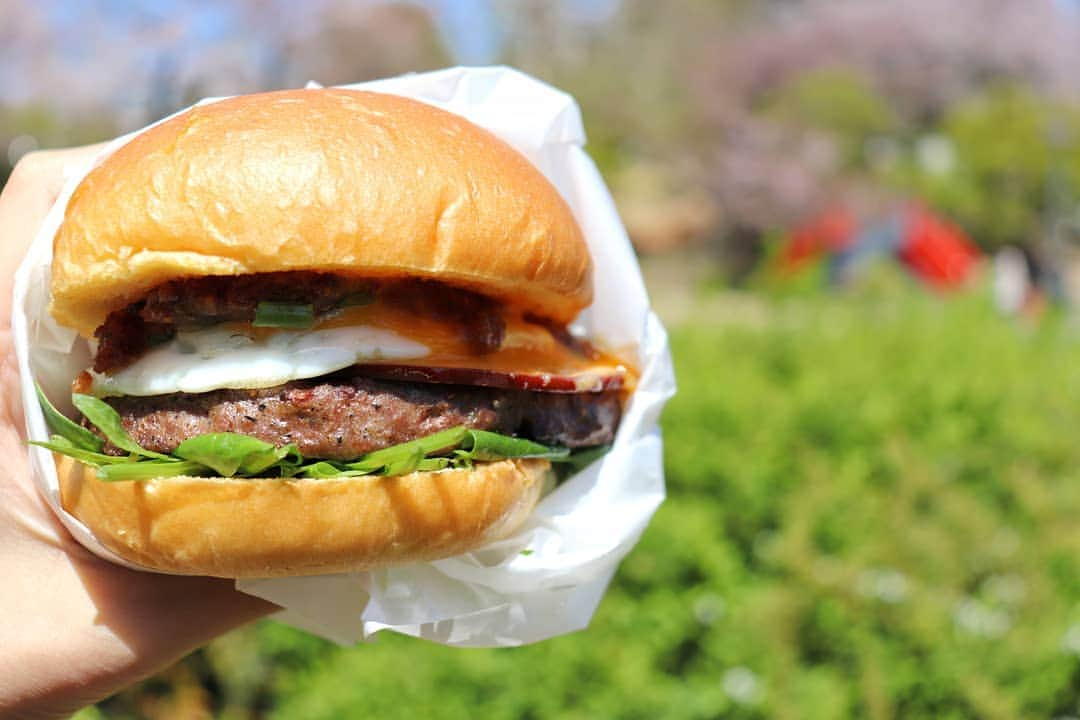 THE COUNTER JAPAN公式のインスタグラム：「おいしく、楽しくテイクアウト🥡﻿ ﻿ 自宅でゆっくり食べてもよし⭕﻿ ピクニック感覚で外で食べてもよし⭕﻿ オフィスに持ち帰って、ひとときのランチを楽しむもよし⭕﻿ ﻿ ぜひ、テイクアウトで素敵な時間をお過ごしください😊💕﻿ ﻿﻿ ******************﻿﻿ 🆕プロフィールのURLより、HPにてWEB予約を承っております💻﻿ 🆕テイクアウトアプリ「menu」にてオーダー可能です✨﻿ ﻿﻿ #thecounterjpn#hamburger#togo#burgertime🍔#burgerholic#burger🍔#burgermania#burgerkill#burgerday#burgerjoint#burgerlife#バーガー#takeout#六本木ハンバーガー#ハンバーガー巡り#ザカウンター#ハンバーガー好き#グルメ好きな人と繋がりたい#ハンバーガー🍔#飯テロ#食べログ高評価#おうち時間#ハンバーガー大好き#目玉焼き#野菜好き#野外飯#テイクアウトランチ#ピクニック#テイクアウトグルメ#テイクアウト」