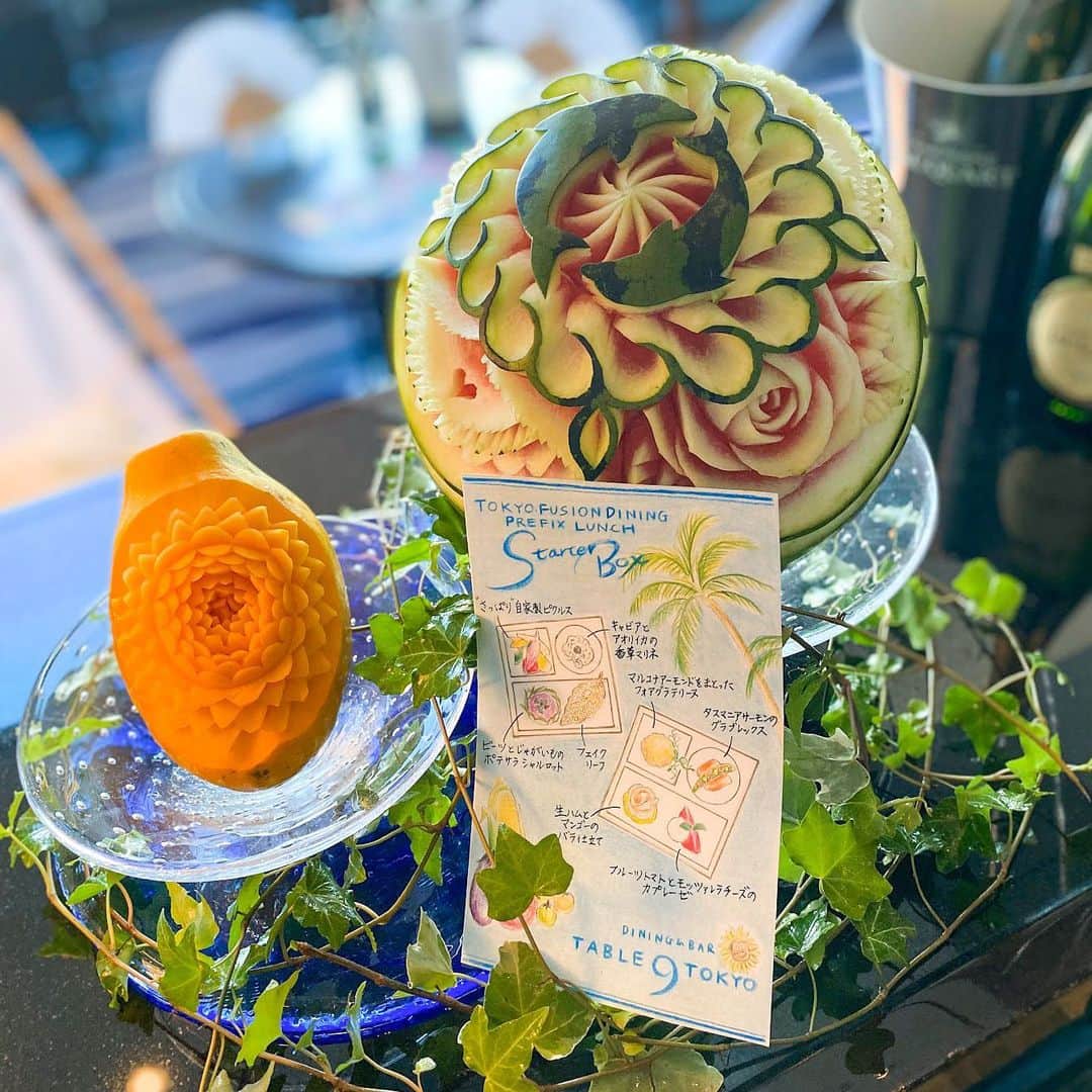 Table 9 TOKYO さんのインスタグラム写真 - (Table 9 TOKYO Instagram)「. DINING & BAR TABLE 9 TOKYOでは 不定期でフルーツカービングが展示されることがございます✨  こちらの作品はイルカが彫刻された夏らしいスイカアートです🍉  フルーツカービングをしてる様子をご紹介している動画もアップされておりますので、ぜひご覧ください！  Share your own images with us by tagging @table9tokyo ————————————————————— #shinagawaprincehotel #princehotels #tokyo #shinagawa  #table9tokyo #フルーツカービング #チョコレートアート #マカロン #スイカ #イルカ」8月27日 12時16分 - table9tokyo