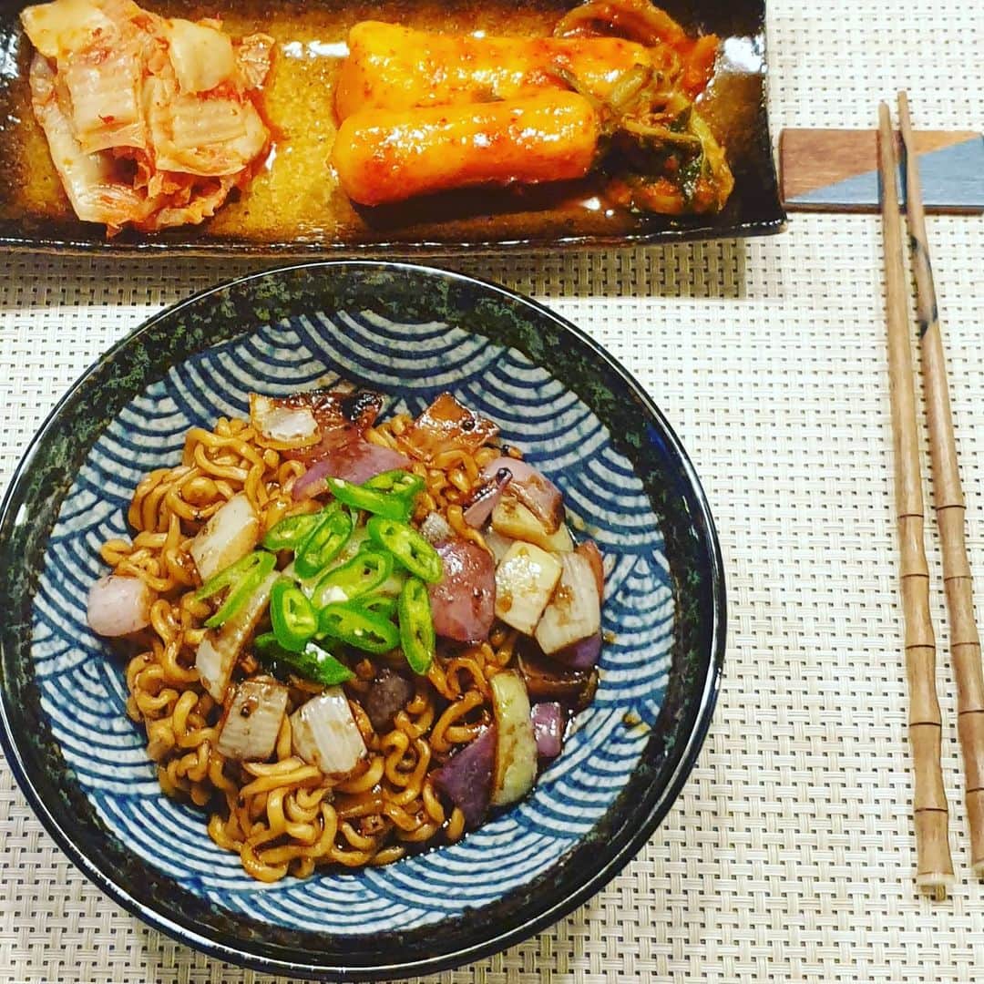 キム・ジスのインスタグラム：「짜파게티 부르는 날씨🥢 양파 가득들어간 짜장면 좋아하니 보라색 양파 하얀 양파 볶아서 청양고추도 올리고. 태풍도 무사히 지나가고 코로나도 이제 제발 제발 좀 사라져서 👊👊우리 모두가 어서 빨리 웃음을 되찾았음 좋겠어요...ㅜㅜ 힘내시는 하루들 되세요!」