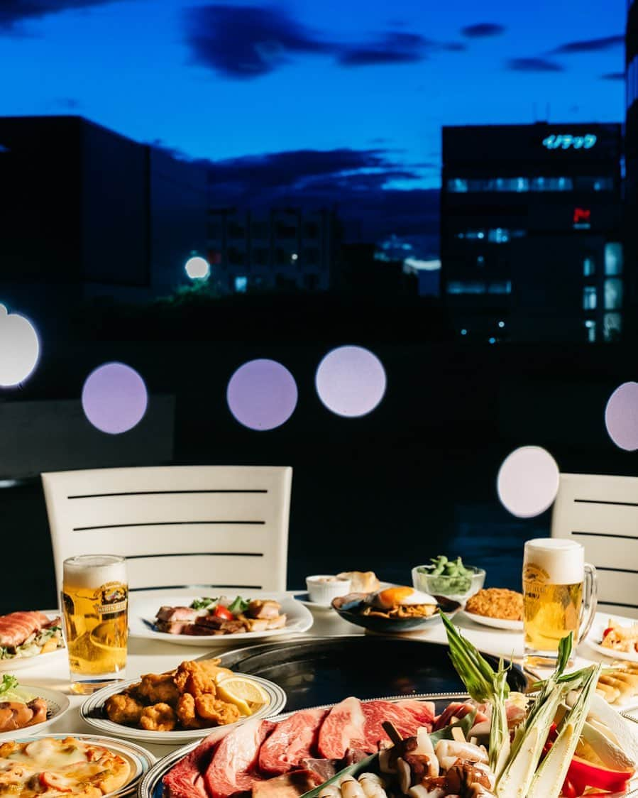 新横浜プリンスホテルさんのインスタグラム写真 - (新横浜プリンスホテルInstagram)「ご好評につき、Rooftop Beer Gardenの期間を9/27(日)まで延長いたします！気象庁の発表によると、今年は9月まで残暑が続くそうですね。ホテル屋上でアウトドアな夏をお楽しみください♪⁣ 店内はソーシャルディスタンスを確保したレイアウトでゆったりとお過ごしいただけます。入店の際は検温やアルコール消毒のご協力をお願いいたします。⁣ ⁣ ⁣ Due to popular demand, we're extending our Rooftop Beer Garden period until Sunday, September 27! According to the JMA weather forcast, the heat of the summer lingers through September this year. Enjoy the summer outdoors at the hotel rooftop!⁣ ⁣ The beer garden welcomes guests with social distancing set-ups to ensure comfortable environment. We ask for everyone's cooperation and understanding in taking temperatures and sanitizing hands before entering the venue.⁣  ⁣  #ホテルで楽しむアウトドアな夏 #新横浜プリンスホテル#プリンスホテル#新横浜#横浜 #ホテルレストラン #ホテル#ビール#ビアガーデン #バーベキュー #屋外 #アウトドア #オープンエア #ホテルディナー #新横浜駅 #飲み放題 #クラフトビール#屋上ビアガーデン#夜景 #期間延長#shinyokohamaprincehotel#princehotel#shinyokohama#yokohama#beergarden #beer #BBQ #hotel #restaurant #myyokohama」8月27日 12時24分 - shinyokohamaprincehotel