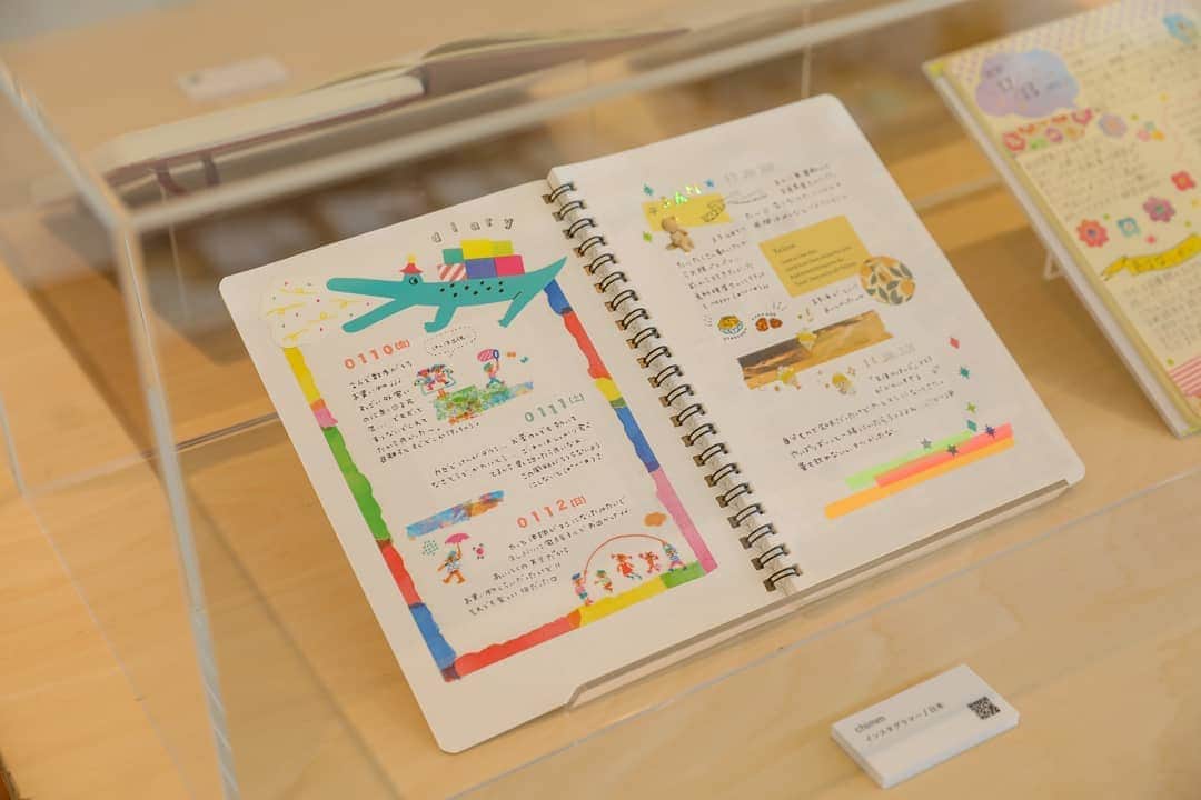 のインスタグラム：「.﻿ mt x Journal at GALLERY G in HIROSHIMA  こんにちは😳  mt x Journal at GALLERY G in HIROSHIMAではたくさんのアーティストの手帳を展示しています(^-^)  世界的に人気を集めているバレットジャーナルの魅力に触れてみてください🤗🏵️  会場：gallery G﻿ ・住所：広島県広島市中区上八丁堀4-1﻿ ・日程：２０２０年８月２５日（火）～８月３０日（日）﻿ ・営業時間：１１時～１９時迄　※最終日のみ１６時にて営業終了﻿  ﻿ 自分自身でノートにペンなどを使いカレンダーやタスクを書き込んでいくバレットジャーナルが世界的に人気を集めています。mt x Journalでは、mtを使ってお気に入りのノートを彩る方法を紹介します。﻿  ﻿ ◎限定テープとmt pocketを販売﻿ ◎mt kirihari（切り貼り）コーナー﻿ ◎新mt STAMPアプリ対象イベント﻿  ﻿ ※mt x Journal限定テープとmt pocketはオンラインショップでも販売致します。 ﻿ ※混雑時には入場制限させて頂く場合があります。 ﻿ ※咳エチケットなど新型コロナウィルス感染拡大防止にご配慮、ご協力をお願い致します。 ﻿ ※体調の悪い方は参加をお控え頂きます様お願い致します。 ﻿ ※尚、会場への直接のお問い合わせはご遠慮頂きます様お願い致します。﻿  ﻿ 皆様のご来場、心よりお待ち申し上げます。﻿ ﻿ ﻿ #mt #mtmaskingtape #mtマスキングテープ #mtイベント #mtjournal展 #bulletjournal #バレットジャーナル #galleryG #ギャラリーG #カモ井加工紙 ﻿」