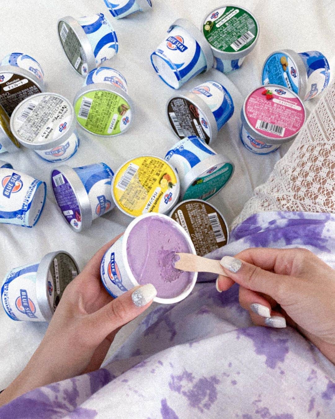 のインスタグラム：「お家で沖縄気分になれる﻿ ブルーシールアイスのギフト🍨💜﻿ @blueseal_icecream  全30種類のフレーバーの多さはやっぱり魅力的✨﻿ ﻿ あんりはウベとサトウキビが好き🤤✌🏼💕﻿ 新フレーバーでサンフランシスコチョコミント、 塩ミルク、ピスタチオもあるんだよ🆕﻿ ﻿ 店舗での販売だけではなく、﻿ ギフト向けのセット商品も人気❕　﻿ ﻿ ギフトとしてプレゼントもよし﻿ お家で贅沢に食べるのもよし❕﻿ 是非チェックしてみてね🦋﻿ ﻿ ﻿ .﻿ #ブルーシール#ブルーシールアイス#沖縄アイス ﻿ #アイス好きな人と繋がりたい#アイスギフト﻿ #夏はやっぱりブルーシール#blueseal#icecream#okinawa#沖縄﻿ #みんなでブルーシール#ギフト#PR」