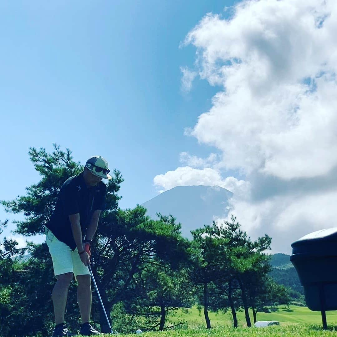 田中順平のインスタグラム：「富士山が綺麗 最高のゴルフ場⛳️ また行きたい ショートアイアンの距離が合わない 70台はまだまだ 課題たくさん #富士クラシック #パー3 #ゴルフ #趣味 #高原ゴルフ #70台チャレンジ」