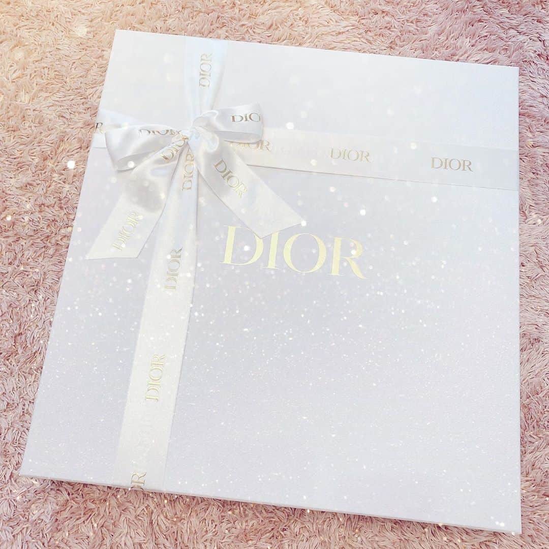 町田亜里香のインスタグラム：「𓍯自分へのご褒美𓍯 この前投稿したピアスと一緒に⸜❤︎⸝ バッグも👜頼みました𓇬 ずっと欲しくて… 悩んで悩んで…🌀よし買おう！ って時に在庫なくなって🥺 入荷待ちしていたバッグ👜✨ . . #ディオールスモールブックトート  . もう。かわいい。 はい。かわいい。 たくさんブランド物を買うほどの 余裕はないので←笑 大事に大事に使いたいと思います😶 . . #diorトートバッグ #diorbag  #ディオールバッグ #スモールトートバッグ #dior #バッグ #ご褒美  #ブランドバッグ #可愛い  #トートバッグ . . ドキドキの開封動画は YouTubeに載ってます😬😬😬 . . #youtube」