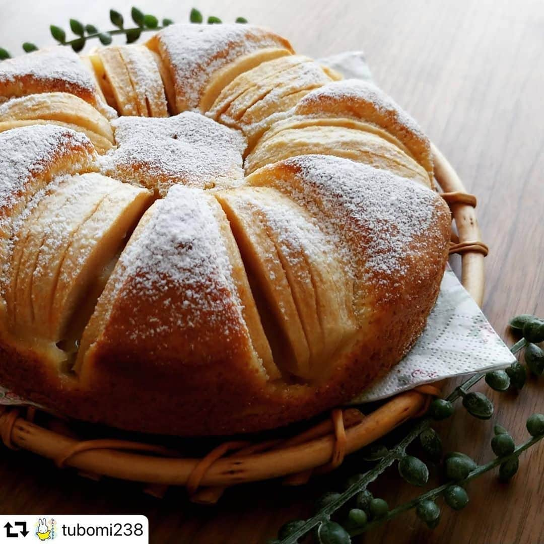 クスパさんのインスタグラム写真 - (クスパInstagram)「#repost @tubomi238 ・・・ 🍞こんにちは🍞 今日は18センチ丸型でリンゴのケーキを焼きました🍎 混ぜて焼くだけの簡単ケーキ♥️ 生クリームを添えて頂きます🍴🙏  #つぼみパン #名古屋市港区 #パン教室 #パン #リンゴのケーキ #パンづくり #手ごねパン #ABCクッキング #クスパ #クックパッド #手作りパン #おうちパン #パンスタグラム #パン好きな人と繋がりたい #パン大好き #パンのある暮らし #サロネーゼ」8月27日 12時33分 - cookingschoolpark