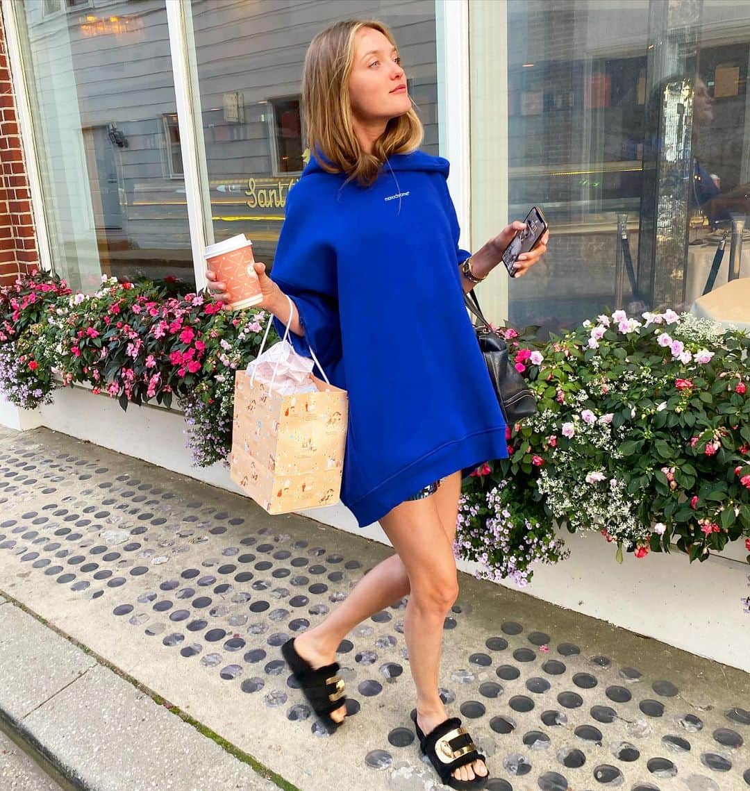 ヴラダ・ロスリャコヴァのインスタグラム：「A bag full of biscuits and cakes. Believe it or not?」