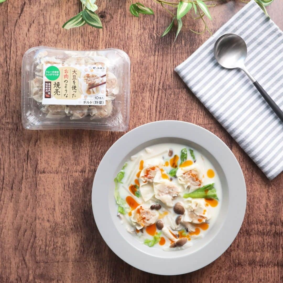 みまつ食品 餃子工房RON ひとくち餃子とキャベツサイダーのインスタグラム：「こんにちは！みまつ食品です！ 今回は当社の大豆を使ったお肉のような焼売を使ったアレンジレシピを紹介させていただきます。  ☆材料 2 人前 　大豆の焼売 1 パック 　しめじ 1/2 袋 　レタス 3 枚 　もやし 50 g 　ラー油 適量 　A　 水 200 ml 　A　 無調整豆乳 200 ml 　A　 顆粒鶏ガラスープ 小さじ 2 　A　 こしょう 少々  ☆手順 　1 しめじは石づきを取ってほぐし、レタスはひと口大にちぎる。 　2 大豆の焼売は、トレーのまま500Wの電子レンジで1分30秒加熱する。 　3 鍋にAを入れて、弱火で温め、もやし、1を加える。 　4 さらに、2の焼売を加えて、沸騰直前で火を止める。 　5 器に盛り、ラー油をかける。  冷房で体が冷える時期ですね！是非試してみてください！！  #焼売 ＃#シューマイ ＃#しゅうまい 　#デリスタグラム #おうちごはん  #今日のごはん  #手作り料理 #時短料理 #時短レシピ  #中華料理 #みまつ食品 #晩ごはん #夕ご飯 #クッキングラム #料理動画 #家ごはん #料理好き #料理好きな人と繋がりたい #夜ごはん #手料理 ＃#豆乳 ＃#豆乳レシピ ＃#豆乳ポタージュ ＃#大豆ミート ＃#大豆ミートレシピ ＃#大豆ミートのヘルシーレシピ #スープ #スープレシピ」