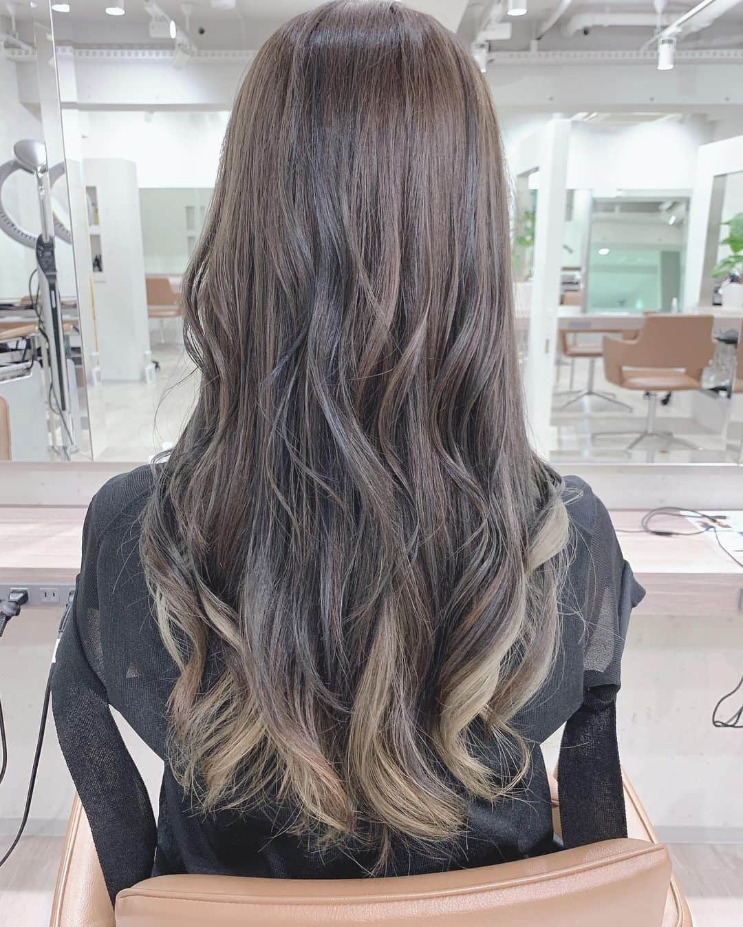 鳳翔大さんのインスタグラム写真 - (鳳翔大Instagram)「やってみたかったインナーカラーとやらをやってみたよ🌈  @yonre40  ありがとうございました✌️ パンチ効いててカッコ良くてめっちゃ気に入りました🤛  いつの間に髪の毛こんなに伸びたんや？🙄  #インナーカラー #ロングヘアになりました #アッシュ」8月27日 12時33分 - dai_hosho_official