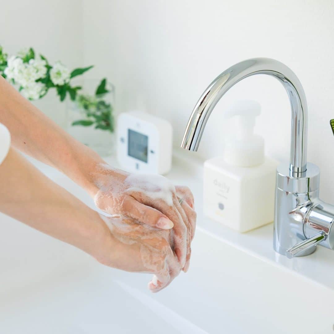 ムクリ［mukuri］さんのインスタグラム写真 - (ムクリ［mukuri］Instagram)「使う頻度が多いからこそ、違った香り、優しい香りで癒されたい。  これからの季節、 例年にも増して手洗い、うがいの回数が増えますね。 しっかり汚れを落とし、清潔を保つことが目的ですが、 時には香りで癒されたり、 普段使っているものとわけてみたり、 少しの変化でも手洗いが前向きになりますよね。  dailyのハンドソープも 多くの方にご使用いただいております。  ご購入者さんの声、ご紹介させてください。 ------------------------------------------------  ・香り、気に入りました。。手洗いの回数が増えて、同じ香りばかりではストレスも溜まるので、使用場所によって違う香りのハンドソープを置いています。こちらの商品は、キッチンで使用中です。  ・見た目がおしゃれでかわいいです。YURURIの方を購入しましたが、好きな香りで手を洗う度に癒されます。  ------------------------------------------------  みなさん、ありがとうございます＾＾  天然精油を使った香りもお楽しみください。 泡タイプとリキッドタイプ、2種類ご用意がありますので、お好みにあわせてご検討ください😊  ▶お買い求めは @daily_mukuri プロフィールのURL または、投稿画像をタップ！ ※Amazonでも一部商品取り扱い始めました＾＾ ・ ・ #dailymukuri または @daily_mukuri にタグ付けいただいた中から、インスタグラムでご紹介していきます＾＾  #ハンドソープ #handsoap #石鹸 #手洗い #キッチン #台所 #kitchen #洗面所 #インテリア #シンプルインテリア #ナチュラルインテリア #北欧インテリア #interior #マイホーム #おうち時間 #日々のこと #日々の暮らし #暮らし #日常 #暮らしを楽しむ #くらしの編集 #ムクリ #dailymukuri」8月27日 12時41分 - mukuri_official