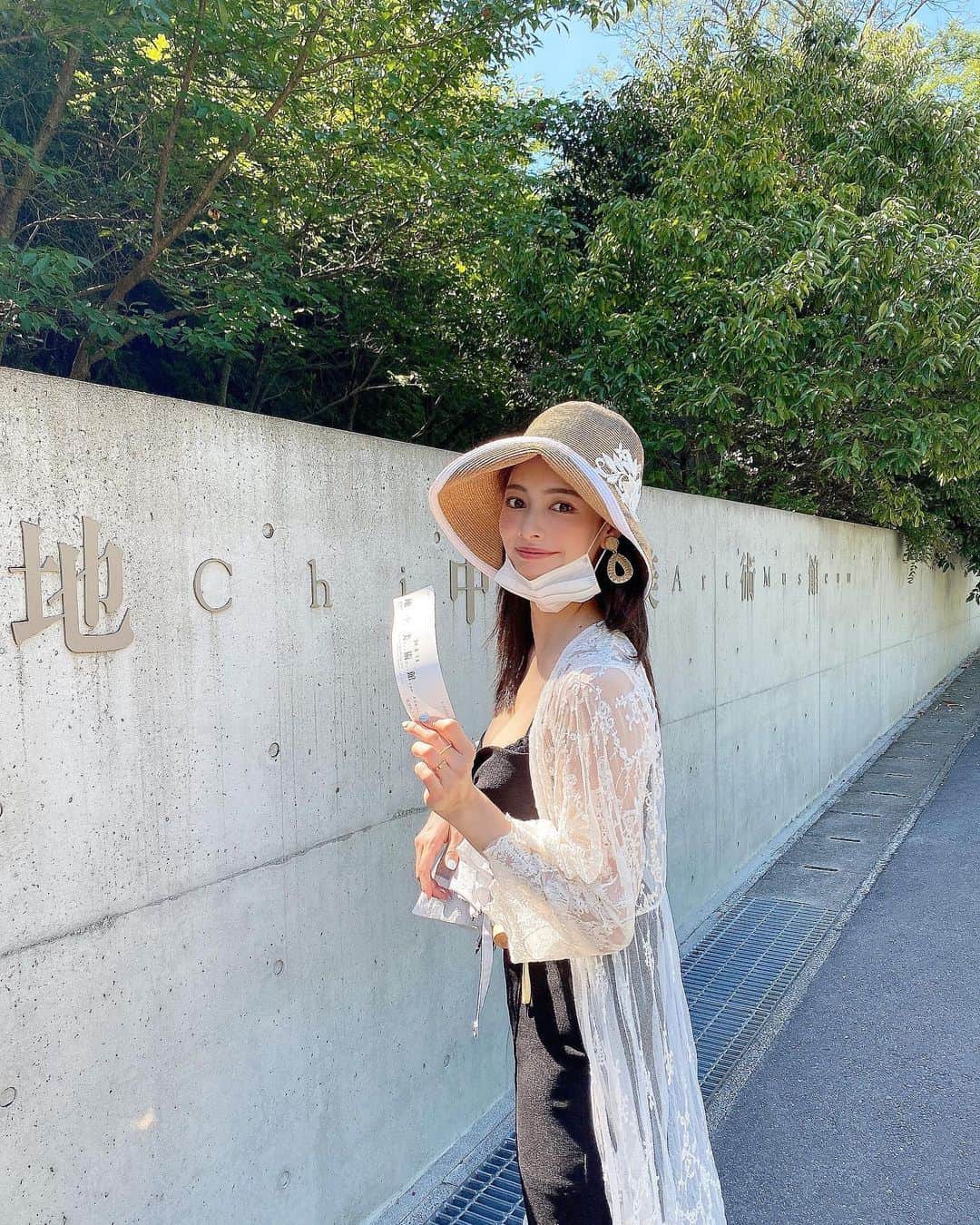 のインスタグラム：「地中美術館🤍🤍🤍 安藤忠雄建築の素晴らしさがかなり出ている美術館でした。 1番好きでした。 感動しました。こんな素敵な美術館というか、 場所があるんだなと。 撮影は全部禁止だったから写真ないけど 人生で一度は行ってみてほしい場所！ また見たい！行きたい！ってなってる🥺 本当に素晴らしかった、の一言です。笑 ・ ・ ・ ・ ・ ・ ・ ・ ・ ・ ・ ・ ・ #地中美術館#美術館巡り#ベネッセ#美術館#現代アート#安藤忠雄#建築#建物#デザイン#アート#art#オールインワン#ブラック#ワンピース#ワンピ#水着#ブラックコーデ#夏休み#夏の思い出#撮影#旅行#女子旅#お洒落さんと繋がりたい#風景#tripgram#japanesegirl#blacklove#design#artmuseum#artistsoninstagram」
