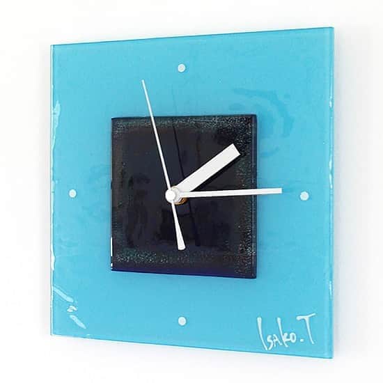 comb de shioさんのインスタグラム写真 - (comb de shioInstagram)「時計から「アートのある暮らし」はじめませんか？  glass art clock by Isako TODA﻿ ﻿ #アートのある暮らし ﻿ ------------------------﻿ 【作品リスト】﻿ ﻿  ■ガラスアート時計・「ネイビーブルーの扉」 C_190330  オンラインショップ掲載中です。﻿ ﻿ ﻿ #combdeshio﻿ #コムデシオガラス ﻿ #コムデシオ ﻿ #ガラス作家杜多一菜子﻿ #三重県  #三重県津市  #インテリア好きな人と繋がりたい﻿ #インテリアデザイン﻿ #おしゃれインテリア #インテリアアート #壁掛けインテリア #おしゃれな部屋  #抽象画アート #寝室インテリア  #壁掛け時計 #ガラス時計 #新築祝いのプレゼント #結婚祝いのプレゼント  #おうち時間を楽しむアイテム ﻿#インテリア時計  #artist  #interiorart #interiorartwork #artclock #glassclock #japanesecraft #clock」8月27日 12時43分 - comb_de_shio