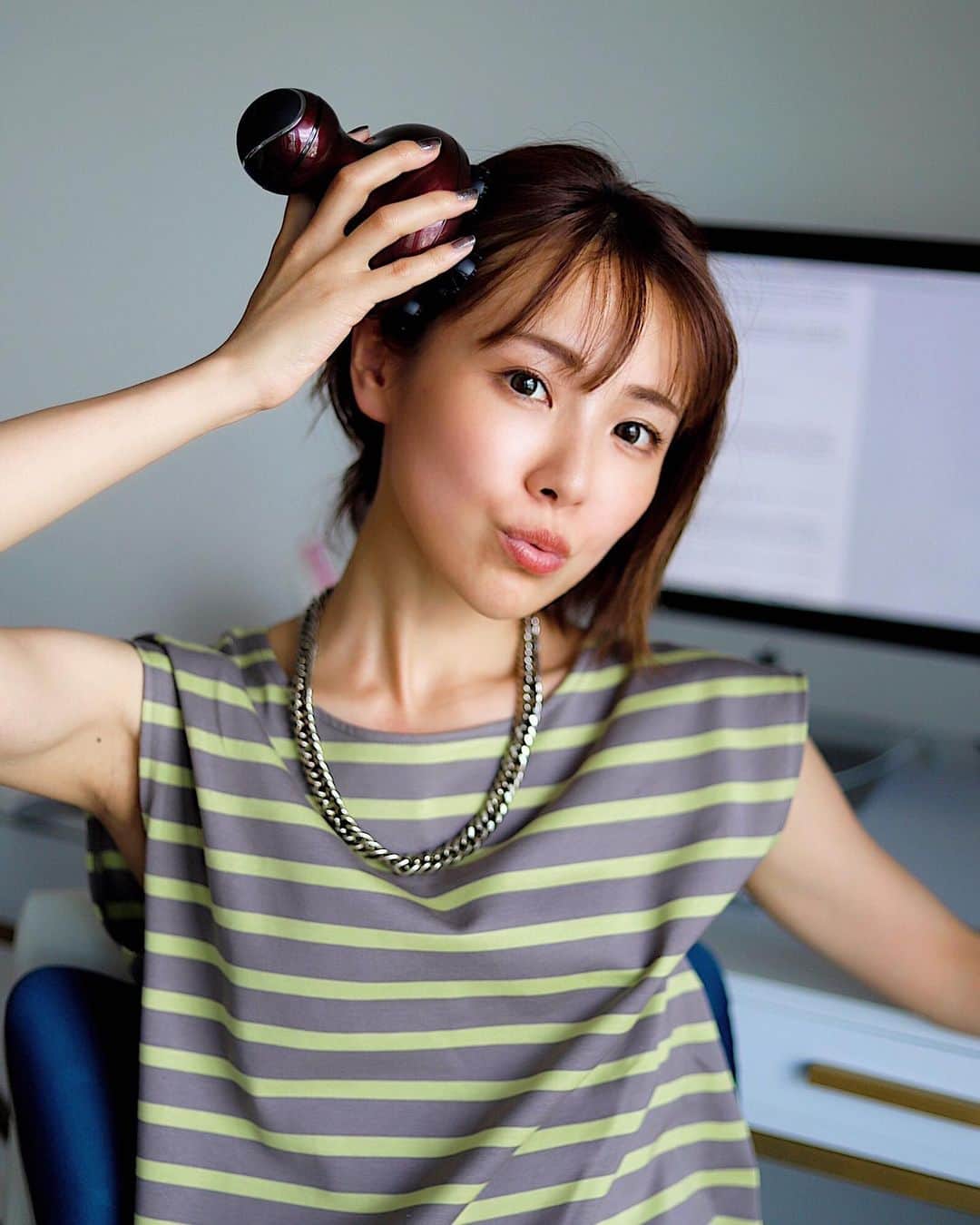のインスタグラム：「. 原稿の締め切りが、猛烈に、やばい🤦‍♂️ 　 　 そんなわけで、 怒涛のタイピングをしてますが、 パソコンしてると肩から上が全部疲れる。 たまに、うわわあx亜x亜xc亜xあぁ、って、 全て投げ出して逃亡したくなる← 　 　 気分転換にストレッチしたりもするけど、 最近我が家の癒しグッズに仲間入りした ヘッドスパマッサージャーちゃん。 　 　 これが本当にお気に入りなのでご紹介‎( ˘͈ ᵕ ˘͈♡) 　  髪は年々元気なくなるし、 それに頭皮と顔は繋がってるから、 頭皮のケアって大事だよなーと日頃から思ってたんだけど、 たまにサロンでヘッドスパするぐらいしか ケアできてなかった😕😕 　 　 でも、おうちでお手軽にサロンクオリティーの ヘッドスパができちゃうのがコレのすごいところ👏🏽✨  　 炭酸シャンプーで有名な ヘアケアブランド『Le ment（ルメント）』の 話題のヘッドスパマッサージャーなのですが、 　 　 防水だからお風呂でシャンプーの時に使って、 毛穴の奥までしっかり洗えるのはもちろん、 こうして乾いた髪にリフレッシュ目的でも使えちゃうのです👆🏽👆🏽 　 　 ローラーが上下左右にしっかり動いてくれて、 いい感じに頭皮を刺激してくれます⚡️ 速度も選べるんだけど、 高速でやったら結構衝撃だったから、 最初は低速からがおすすめ。笑 　 　 肩や腕にも使えるので、 頭皮の後は肩にもしっかり当てて、 ふーっっ、リラーーーーックス( ˙꒳​˙) 　 　 高級感漂うデザインも、 見てるだけでなんかラグジュアリーな気持ちになれるよね✨ 　 　 コードレスで持ち運びも簡単だから、 旅行の時なんかも活躍してくれそう*⋆✈︎ 　 @lement_official  #lement #ルメント　#ヘッドスパ #一歩先のわたしへ　#頭皮ケア　#PR #リラックス　#リラクゼーション #癒しグッズ #おうちケア　#ヘッドマッサージ」