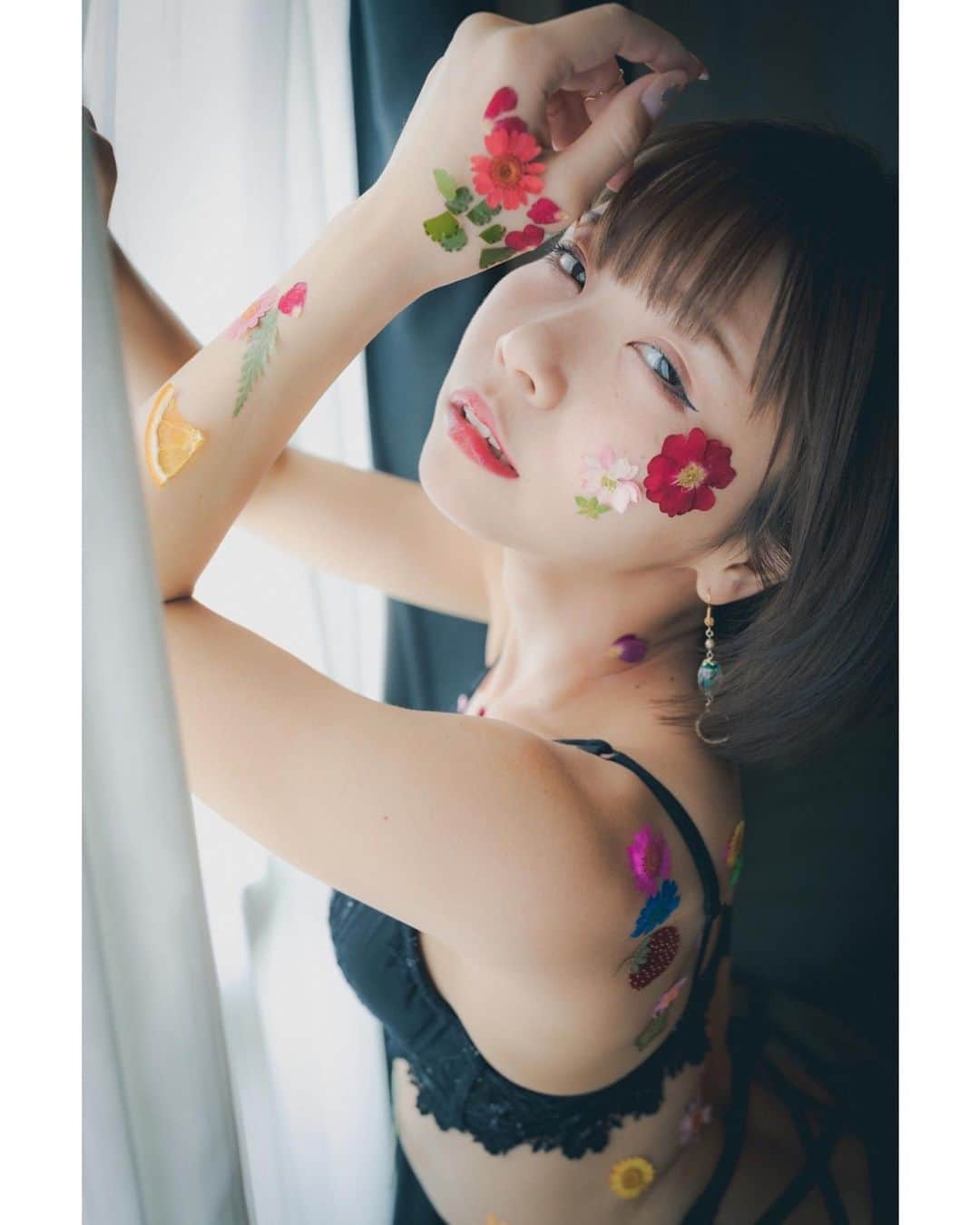 白波瀬ミキティ。さんのインスタグラム写真 - (白波瀬ミキティ。Instagram)「flower. . . . . #押し花アート  #押しフルーツ #flowerstagram  #flower_beauties_  #ボディアート #ravijour  #ランジェリー大好き #セクシー系  #押し花 #ポートレートモデル  #model #gravure #portraitmodel #cosplayer #モデル女子 #グラビアアイドル #コスプレイヤー #インスタグラマー #lingerie #lingerielove #ランジェリー大好き #eros #bodymake #japan_of_insta #igportrait #pasha_magazine #instaportrait #tokyocameraclub #童顔 #sexy」8月27日 12時49分 - mikity_me