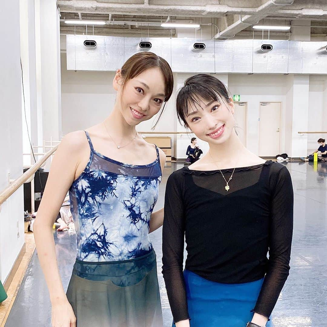 上野水香さんのインスタグラム写真 - (上野水香Instagram)「帰国中だった#高田茜 さん、東京バレエ団のクラスを受けにきていました☺️ 上野の森バレエホリデイの企画でトークをさせていただいたり、 ☕️したり、色々お話しました。あかねちゃん明日からロンドンでまた頑張ってくださいね❣️❣️  #akanetakada @royaloperahouse   レオタード、手染めの　@dd.balletshop さんの新作です☺️」8月27日 12時52分 - mizukaueno