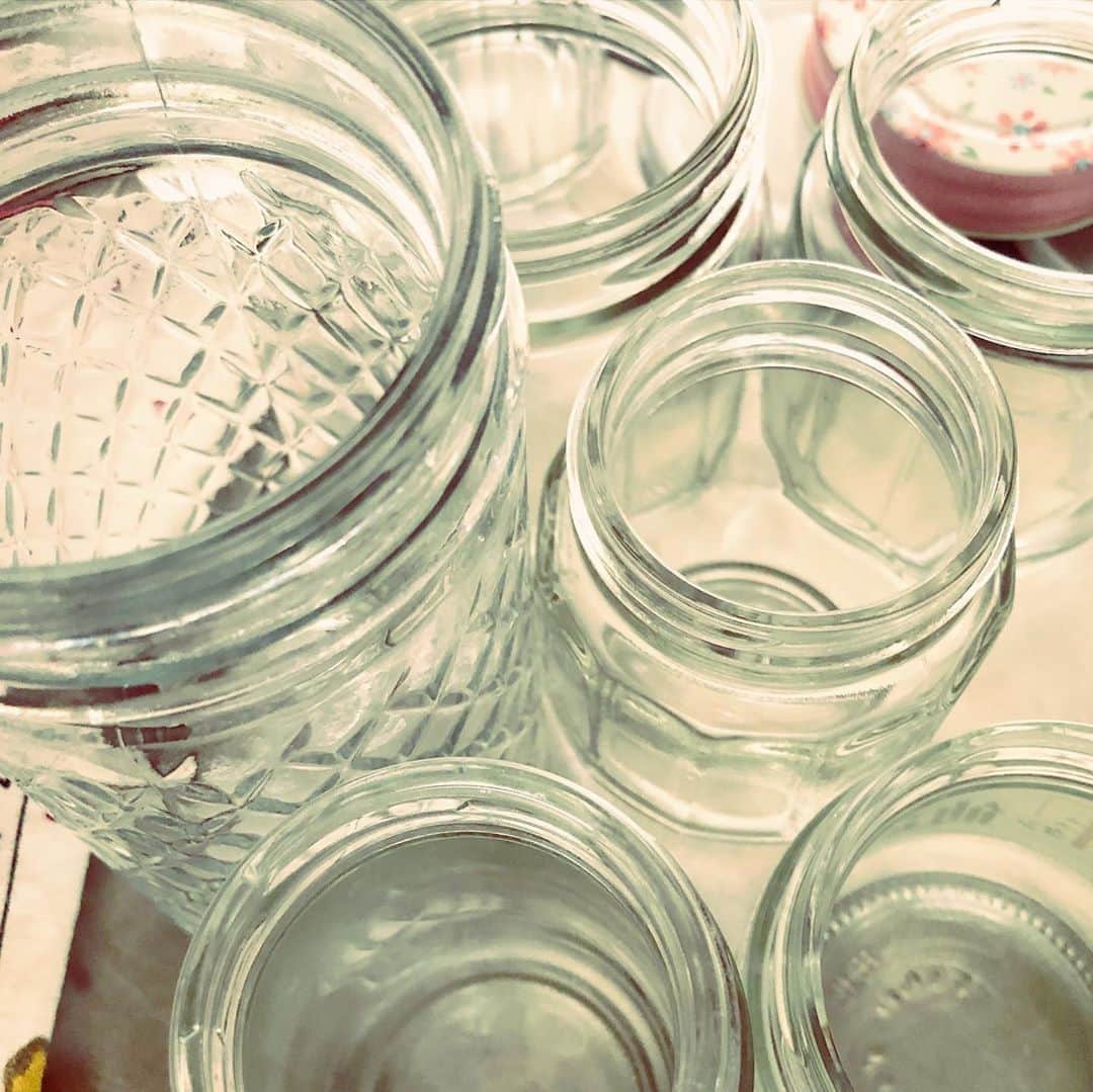 藤田朋子さんのインスタグラム写真 - (藤田朋子Instagram)「#冷蔵庫の棚 #いつのもの #不明なもの #捨てました #瓶 #好きなんだけど #こんなにたくさんは持ってちゃだめね #さて #どれを残す #bottle #bin #case #food #contena  #lovely #glass」8月27日 12時56分 - chiendormant