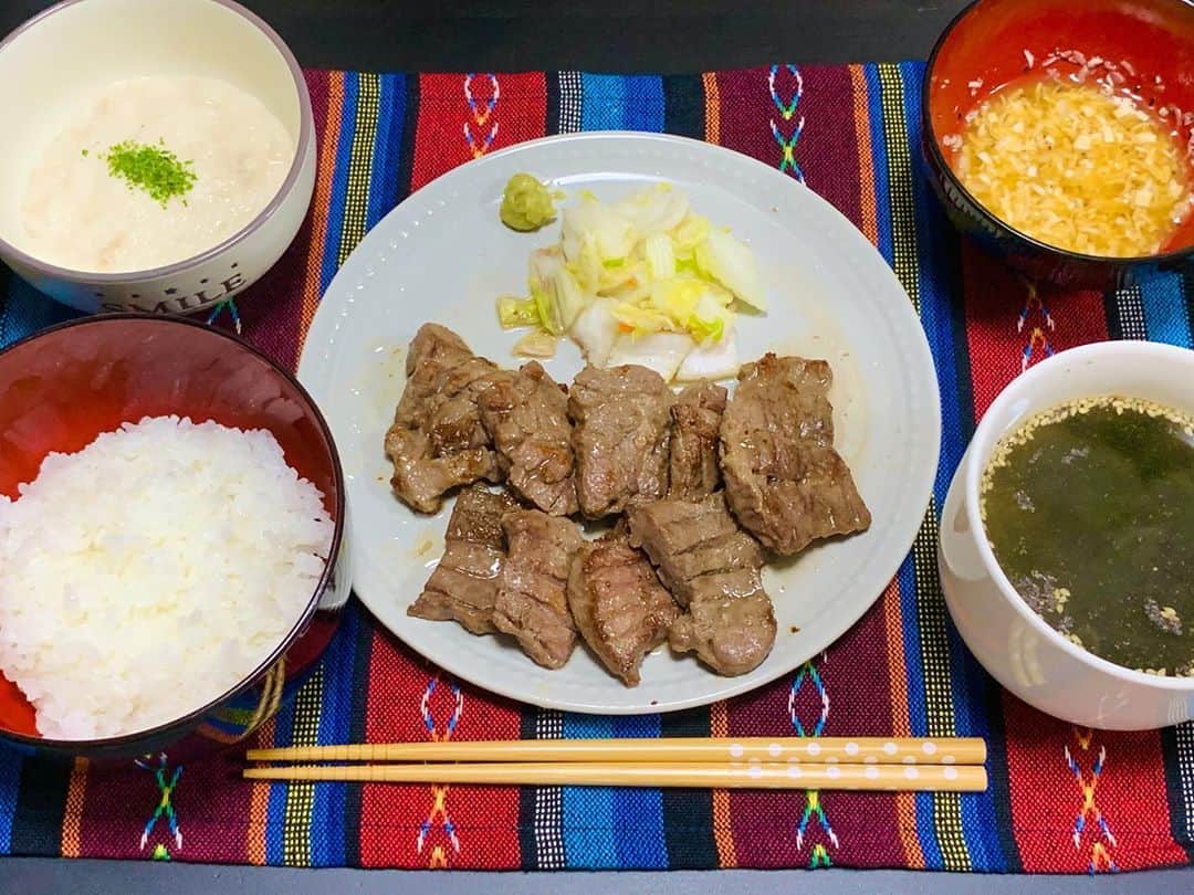 小林智絵さんのインスタグラム写真 - (小林智絵Instagram)「. . . . . おうちでねぎし🐮❤︎ . . . ☑︎ごはん . ☑︎牛タン . ☑︎ねぎ塩ダレ . ☑︎とろろ . ☑︎わかめスープ . . . 以前、新谷ちゃんが我が家に持ってきてくれた牛タンの残りで定食作りました🐮❤︎ . 作ったというか焼いただけだけど😂笑 . . 美味しすぎ、幸せすぎた、、、🤦‍♀️💕 . . . . . #cooking #dinner #yummy #cafe #lunch #breakfast #和食ごはん #和食 #自炊女子 #自炊生活 #料理写真 #夕ごはん #牛タン #牛タン定食 #おうちでねぎし #料理 #小林ごはん #てづくりごはん365」8月27日 13時03分 - kobayashichie_1012