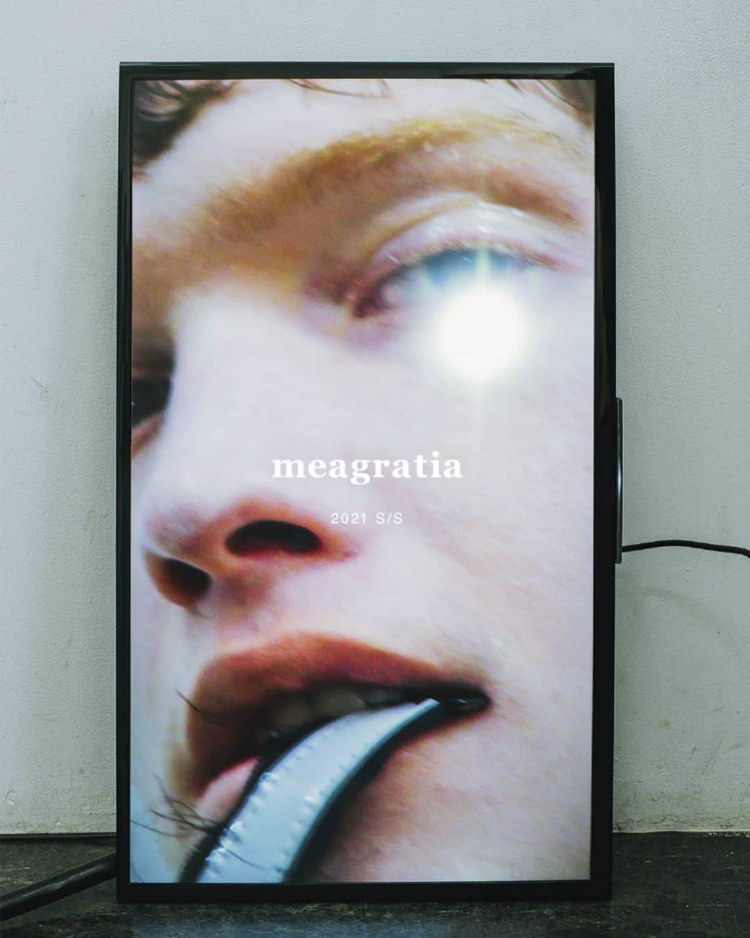 メアグラーティアのインスタグラム：「meagratia SS21  art direction: @ak813_____  flower: @yukarisatoflower  styling: @go_momosee  hair&make: @mukai_daisuke  photo: Kenichi Mui #meagratia #flower #fashion #lookbook #ss21」