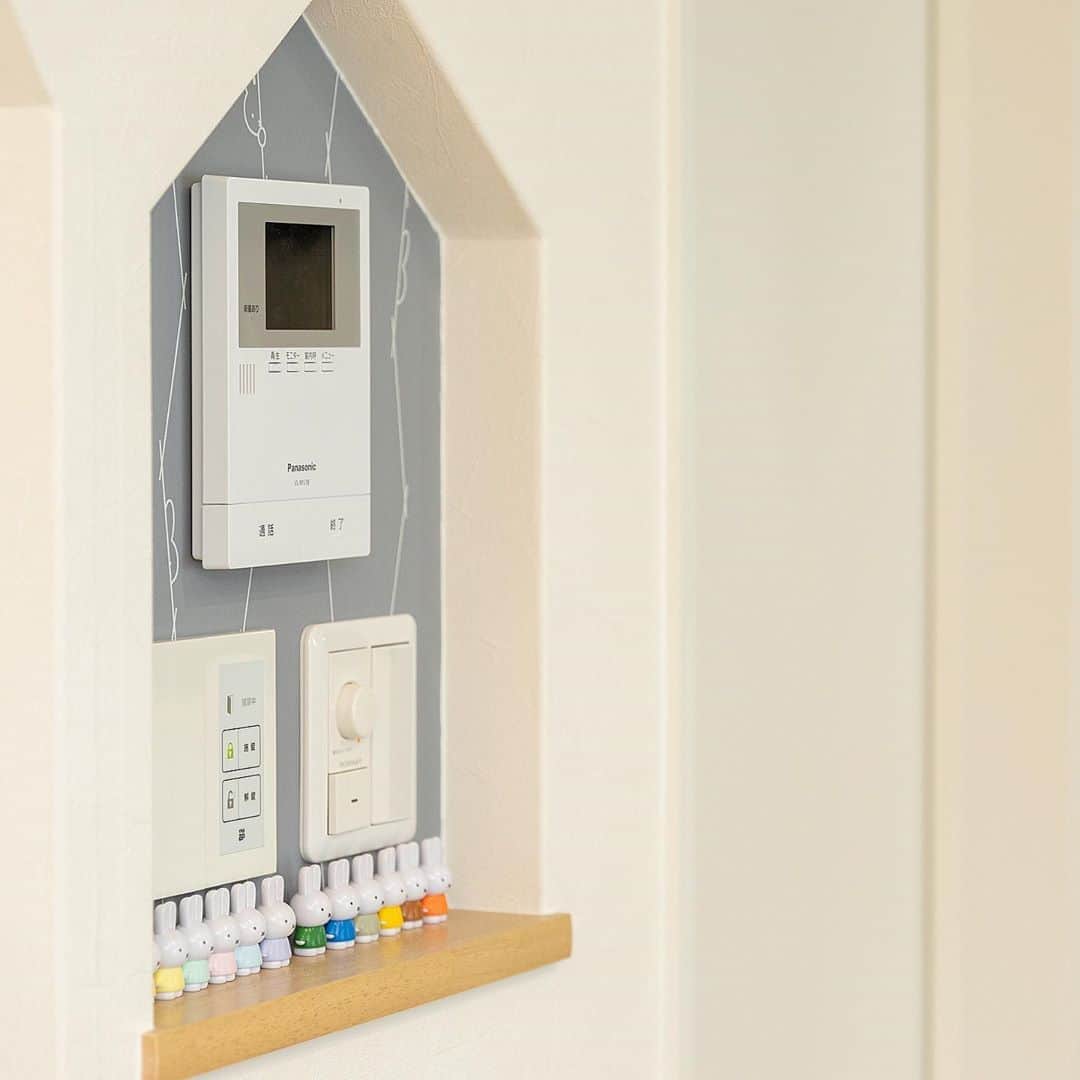 homelife 夢を叶える暮らし方のインスタグラム：「【ニッチインテリア】 . おうち型のニッチにインターフォンや照明のスイッチがすっぽり収まっています。 ニッチ部分だけクロスの色が違うのもかわいい！ . こちらのお家はアーキホームライフのお施主様邸の施工写真です。 その他の施工写真は、 @homelife_gallery のURLからご覧いただけます。 . 家づくりの資料請求はコチラから @homelife_shiryou . . #ニッチ #リビング #ダイニング #キッチン #アクセントクロス #テトラフィビッツ #ディックブルーナ #ミッフィー #インターフォン #スイッチまわり #こだわり #イエスタグラム #ナチュラルな家 #ローコスト住宅 #マイホーム #夢のマイホーム #間取り #シンプルな暮らし #暮らしを楽しむ #注文住宅 #自由設計 #デザイン住宅 #リノベ #リフォーム #homelife_京都 #homelife_大阪 #homelife_兵庫 #ホームライフ #ホームライフ100 #アーキホームライフ」