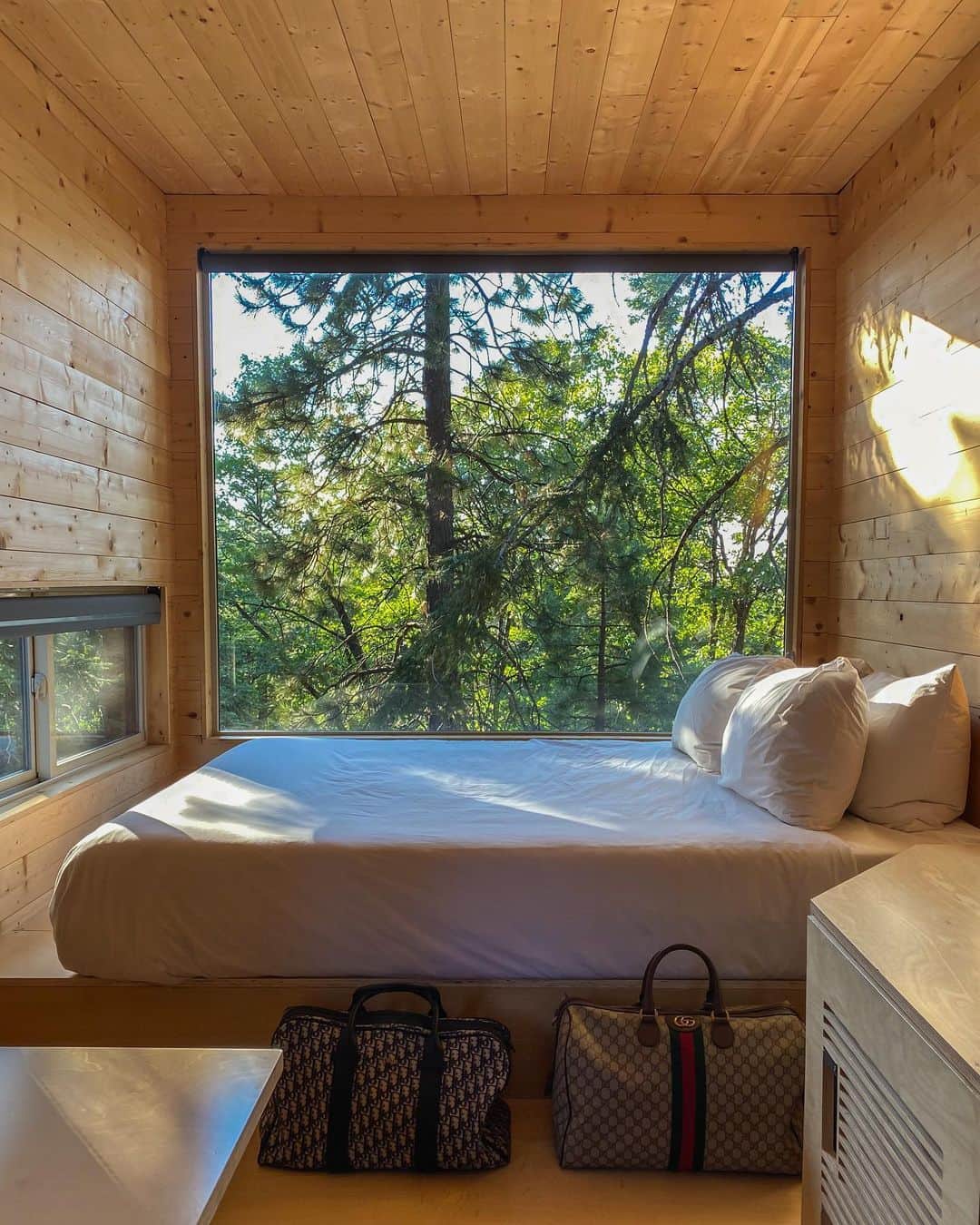 Jeff Bernatのインスタグラム：「spent the last 3 days in a tiny cabin and loved it」