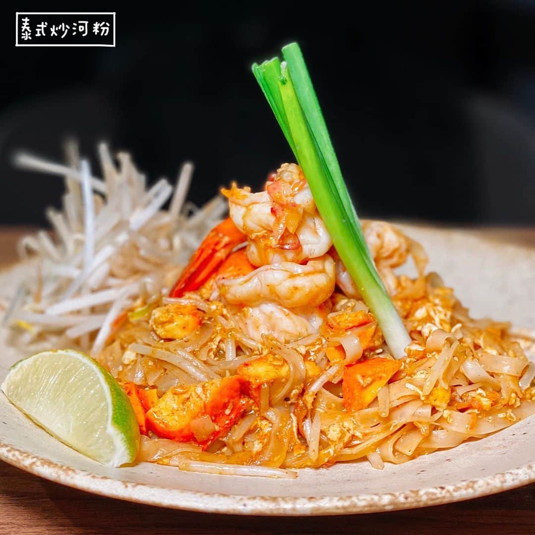 4foodie, for foodieさんのインスタグラム写真 - (4foodie, for foodieInstagram)「📍Taipei, Taiwan ZAAP Taipei / 以下菜名及價位 火山排骨 $499 美味程度：🌕🌕🌕🌕🌕 💡補充💡泰式火山排骨😋😋😋超多塊排骨，搭配帶點酸又辣的清湯，整體吃起來濃郁卻不膩！！！排骨肉紮實又嫩，湯頭真的很讚👍🏻此為預訂菜色，去之前要先記得預訂❤️ 金錢蝦餅 $300 美味程度：🌕🌕🌕🌕🌗 💡補充💡 蝦餅炸成甜甜圈狀，麵衣酥脆，口感飽滿紮實，附上的沾醬也是手工調製，酸甜開胃🦐 沙嗲豬肉串 $240 美味程度：🌕🌕🌕🌕🌗 💡補充💡 鹹鹹甜甜的沙嗲豬肉串，肉質軟嫩，旁邊還有附上沙爹醬跟糖醋黃瓜醬🥒糖醋醬酸酸甜甜的，蠻開胃！沙爹醬比較濃郁，口味偏重，不過整體兩個醬我都蠻喜歡的！ 香料炸雞翅 $250 美味程度：🌕🌕🌕🌕🌕 💡補充💡這個雞翅超大支，是有在練？？？肉質多汁鮮嫩，雞皮超脆，吃兩隻就微飽😂😂😂份量十足！！一咬下去超多汁👍🏻 泰式炒河粉 $280 美味程度：🌕🌕🌕🌕🌕 💡補充💡河粉炒得入味，帶點淡淡的微甜，搭配豆芽菜、花生碎粒、大蝦🦐河粉很Q,整體份量不小，建議多人分食！ 烤泰國蝦 $1180 美味程度：🌕🌕🌕🌕🌕 💡補充💡這也是要先預訂的烤泰國蝦！蝦子肉質緊實，鮮味濃郁，蝦膏鮮甜😋😋😋愛蝦者不容錯過！！！ 整體： 環境衛生：🌕🌕🌕🌕🌗 服務態度：🌕🌕🌕🌕🌕 再訪意願：🌕🌕🌕🌕🌕 🗺台北市信義區吳興街345巷6號 🚇捷運台北101/世貿站3號出口 ☎️(02)2720-1148 ⏰17:30-21:30週一公休 🍽2020.08.18到訪用餐 💡補充💡吳興街巷弄內隱藏泰式好料理，風味道地，料理非常用心，忘了介紹泰奶不過這也是必點就不多說了👍🏻恭喜 @aj0131  @zaaptaipei 開幕🎉已經很怕訂不到位了😆😆😆 #4foodie #4foodie101世貿站 #台北美食 #泰式美食 #taipei #101世貿站美食 #信義美食 #台灣美食 #吳興街 #吳興街美食 #zaaptaipei #s台北泰式 #信義區美食 #4foodieforfoodie #4foodieintaipei ©版權所有，不得轉載copyrights reserved」8月27日 13時05分 - 4foodie