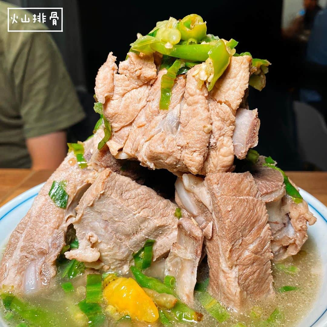 4foodie, for foodieさんのインスタグラム写真 - (4foodie, for foodieInstagram)「📍Taipei, Taiwan ZAAP Taipei / 以下菜名及價位 火山排骨 $499 美味程度：🌕🌕🌕🌕🌕 💡補充💡泰式火山排骨😋😋😋超多塊排骨，搭配帶點酸又辣的清湯，整體吃起來濃郁卻不膩！！！排骨肉紮實又嫩，湯頭真的很讚👍🏻此為預訂菜色，去之前要先記得預訂❤️ 金錢蝦餅 $300 美味程度：🌕🌕🌕🌕🌗 💡補充💡 蝦餅炸成甜甜圈狀，麵衣酥脆，口感飽滿紮實，附上的沾醬也是手工調製，酸甜開胃🦐 沙嗲豬肉串 $240 美味程度：🌕🌕🌕🌕🌗 💡補充💡 鹹鹹甜甜的沙嗲豬肉串，肉質軟嫩，旁邊還有附上沙爹醬跟糖醋黃瓜醬🥒糖醋醬酸酸甜甜的，蠻開胃！沙爹醬比較濃郁，口味偏重，不過整體兩個醬我都蠻喜歡的！ 香料炸雞翅 $250 美味程度：🌕🌕🌕🌕🌕 💡補充💡這個雞翅超大支，是有在練？？？肉質多汁鮮嫩，雞皮超脆，吃兩隻就微飽😂😂😂份量十足！！一咬下去超多汁👍🏻 泰式炒河粉 $280 美味程度：🌕🌕🌕🌕🌕 💡補充💡河粉炒得入味，帶點淡淡的微甜，搭配豆芽菜、花生碎粒、大蝦🦐河粉很Q,整體份量不小，建議多人分食！ 烤泰國蝦 $1180 美味程度：🌕🌕🌕🌕🌕 💡補充💡這也是要先預訂的烤泰國蝦！蝦子肉質緊實，鮮味濃郁，蝦膏鮮甜😋😋😋愛蝦者不容錯過！！！ 整體： 環境衛生：🌕🌕🌕🌕🌗 服務態度：🌕🌕🌕🌕🌕 再訪意願：🌕🌕🌕🌕🌕 🗺台北市信義區吳興街345巷6號 🚇捷運台北101/世貿站3號出口 ☎️(02)2720-1148 ⏰17:30-21:30週一公休 🍽2020.08.18到訪用餐 💡補充💡吳興街巷弄內隱藏泰式好料理，風味道地，料理非常用心，忘了介紹泰奶不過這也是必點就不多說了👍🏻恭喜 @aj0131  @zaaptaipei 開幕🎉已經很怕訂不到位了😆😆😆 #4foodie #4foodie101世貿站 #台北美食 #泰式美食 #taipei #101世貿站美食 #信義美食 #台灣美食 #吳興街 #吳興街美食 #zaaptaipei #s台北泰式 #信義區美食 #4foodieforfoodie #4foodieintaipei ©版權所有，不得轉載copyrights reserved」8月27日 13時05分 - 4foodie