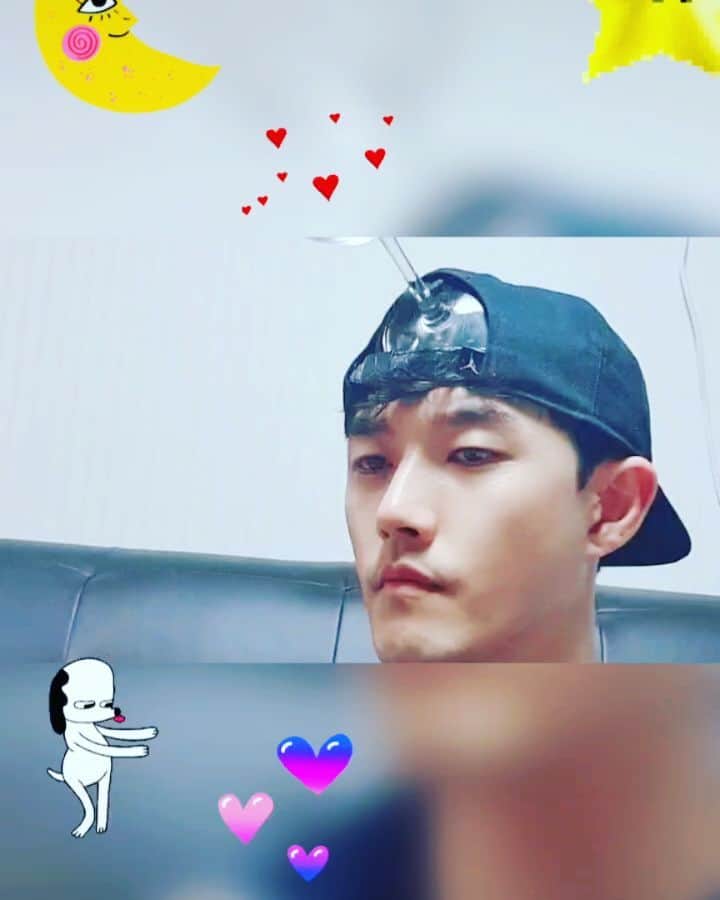のインスタグラム：「. .  태풍이 드디어 지나갔다~~ 모두들 별일없이 무탈했으면 좋겠습니다. 오늘도 행복한 하루 보내세요   Smiling makes you happy.」