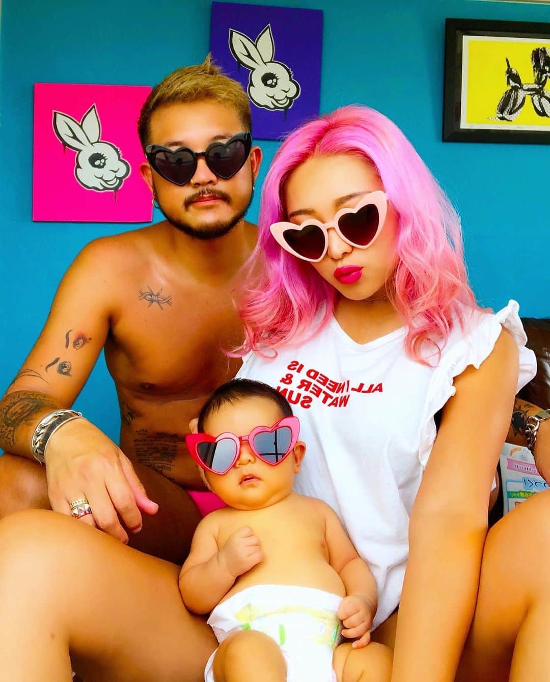 のインスタグラム：「MY FAMILY👶🏽👩🏼👨🏽‍🦱💓💜💎 生まれてから2ヶ月間、、、👶🏽🌈🌥 泣いたり、わめいたり、おっぱい飲んだり、ゲーしたり、光を目で追ったり、ママのお腹やギョウザ先生をキックしたり、おしゃぶりペッってしたり、寝ながらニヤってしてママがはしゃいでるのを薄目で見てたり、首に内緒でミルクとホコリ溜め込んだり、お風呂でぷかぷかして、壁キックして泳いだり、、、 人生楽しんでますか？？🙌🏾✨🌈✨✨ お空の上から見てた時みたいに、ママとパパのおうちはやっぱり楽しい？？😆 これからももっともっと楽しい毎日にしようね🐺👶🏽👩🏼👨🏽‍🦱💒💞💜✨✨ 愛してるよ💘 #myfamily #fam #baby #babyariel #pink #pinkhair #familyphoto #love #生後2ヶ月 #ベビー #家族 #家族写真 #ファミリー #サングラスごしから覗くアリエル」