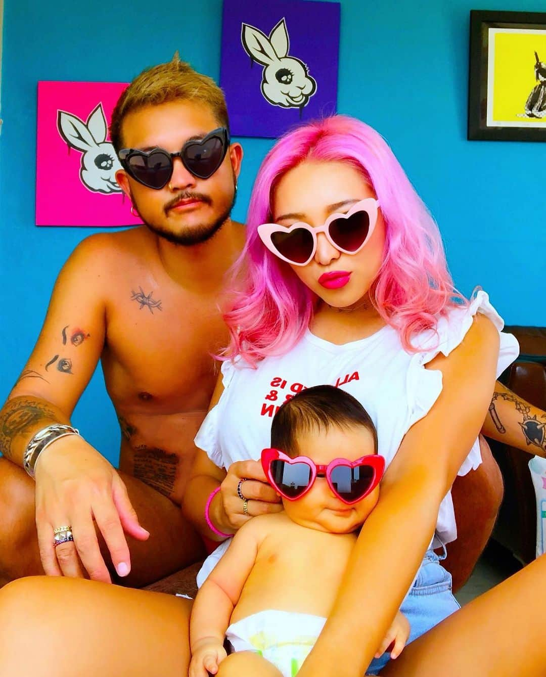 miniさんのインスタグラム写真 - (miniInstagram)「MY FAMILY👶🏽👩🏼👨🏽‍🦱💓💜💎 生まれてから2ヶ月間、、、👶🏽🌈🌥 泣いたり、わめいたり、おっぱい飲んだり、ゲーしたり、光を目で追ったり、ママのお腹やギョウザ先生をキックしたり、おしゃぶりペッってしたり、寝ながらニヤってしてママがはしゃいでるのを薄目で見てたり、首に内緒でミルクとホコリ溜め込んだり、お風呂でぷかぷかして、壁キックして泳いだり、、、 人生楽しんでますか？？🙌🏾✨🌈✨✨ お空の上から見てた時みたいに、ママとパパのおうちはやっぱり楽しい？？😆 これからももっともっと楽しい毎日にしようね🐺👶🏽👩🏼👨🏽‍🦱💒💞💜✨✨ 愛してるよ💘 #myfamily #fam #baby #babyariel #pink #pinkhair #familyphoto #love #生後2ヶ月 #ベビー #家族 #家族写真 #ファミリー #サングラスごしから覗くアリエル」8月27日 13時19分 - mini.stagram