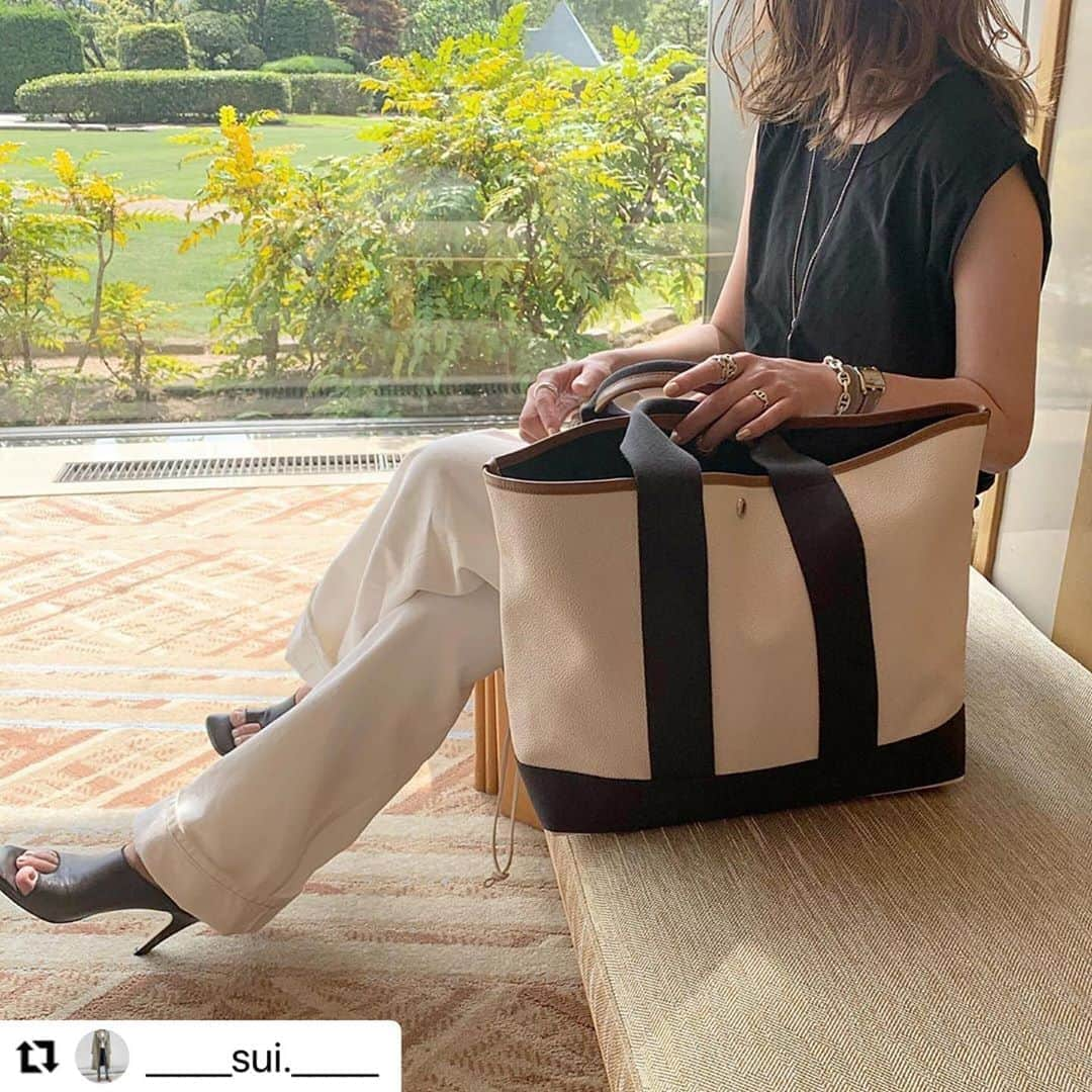 TOPKAPI / トプカピさんのインスタグラム写真 - (TOPKAPI / トプカピInstagram)「#Repost @_____sui._____ with @make_repost ・・・ TOPKAPI BREATH SCOTCH GRAIN  neo leather A4 tote bag ⠀ black×white ⠀ 先日の旅行で初おろししたバッグは @topkapi_official の ロングセラー、スコッチグレイントートバッグ☝︎ ⠀ 容量たっぷりで仕切りもたくさん☞☞ 日本製で作りも良くて使い勝手抜群だし 上質で丈夫そうなのに比較的手頃なお値段も◎ ⠀ 旅行だと家族の細々したものも私が全て持ち歩いたりするので 軽くて荷物の出し入れしやすくいこちらのトート、 ほんとに使いやすくて持っていって良かった♡ シンプルなデザインなので小さなバッグとの二個持ちバッグと しても使えそう☺︎  今なら 【TOPKAPI06AUG】を入れるとこのBAGが1000円OFFになるので、ストーリーに商品ページへ飛べるリンク 貼っておきます☑︎☝︎  #TOPKAPI#トプカピ#TOPKAPIBREATH#トプカピブレス ⠀ #fashion#coordinate#aton#maisonmargiela#bottegaveneta#simplefashion#トートバッグ#旅コーデ#エイトン#マルジェラ#ボッテガヴェネタ#オトナカジュアル#大人シンプル」8月27日 13時29分 - breath_official_