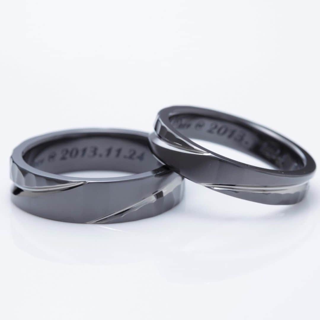 SORA ≪SORA表参道の公式アカウント≫さんのインスタグラム写真 - (SORA ≪SORA表参道の公式アカウント≫Instagram)「ひときわ個性を放つ #黒い指輪  ジルコニウムの金属に黒い発色「ショール」を施すことで、他にはない結婚指輪に仕上がります。 . . . ぜひ『#結婚指輪sora 』のハッシュタグで SORAの写真を投稿してくださいね！ こちらのアカウントでリグラムさせていただきます♪ . #結婚指輪 #婚約指輪 #表参道 #金属アレルギー #レアメタル #鍛造 #手作り #手作り指輪 #結婚指輪探し  #マリッジリング #エンゲージリング #ブライダル #ウェディング #プレ花嫁 #bridal #wedding #jewelry #creative #design #japaneseart #madeinjapan #2020夏婚 #2020秋婚 #2020wedding #ジルコニウム #ジルコニウムカラー」8月27日 13時23分 - sora_omotesando