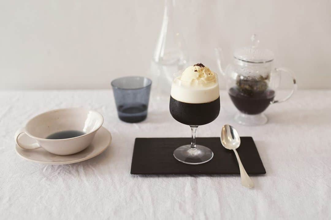 maggydaisyのインスタグラム：「_  少し休憩した日 すうっと落ち着く青いハーブティとコーヒーゼリー  久しぶりに頂いたlunch。」