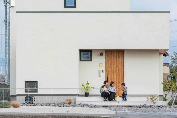 コラボハウス一級建築士事務所さんのインスタグラム写真 - (コラボハウス一級建築士事務所Instagram)「.⠀ 田園のなかに建つお家。⠀ 白の塗り壁に⠀ フタガミの真鍮の表札がぴったりです。⠀ .⠀ 玄関前の階段は横広く。⠀ 子ども達が遊んでいる様子を⠀ 腰掛けて見ることが出来、⠀ 観葉植物やベンチなどを置いて楽しめます。⠀ .⠀ 他にも沢山のお家を⠀ ホームページでご紹介しています。⠀ @collabo_house　のURLからご覧ください。⠀ #外観 #ファサード #モルタル #玄関 #フタガミ #表札 #階段 #外構 #庭のある暮らし #地窓 #白 #塗り壁 #自分らしい暮らし #マイホーム #デザイナーズ住宅 #注文住宅新築 #設計士と直接話せる #設計士とつくる家 #コラボハウス #インテリア #愛媛 #香川 #新築 #注文住宅」8月27日 13時30分 - collabo_house
