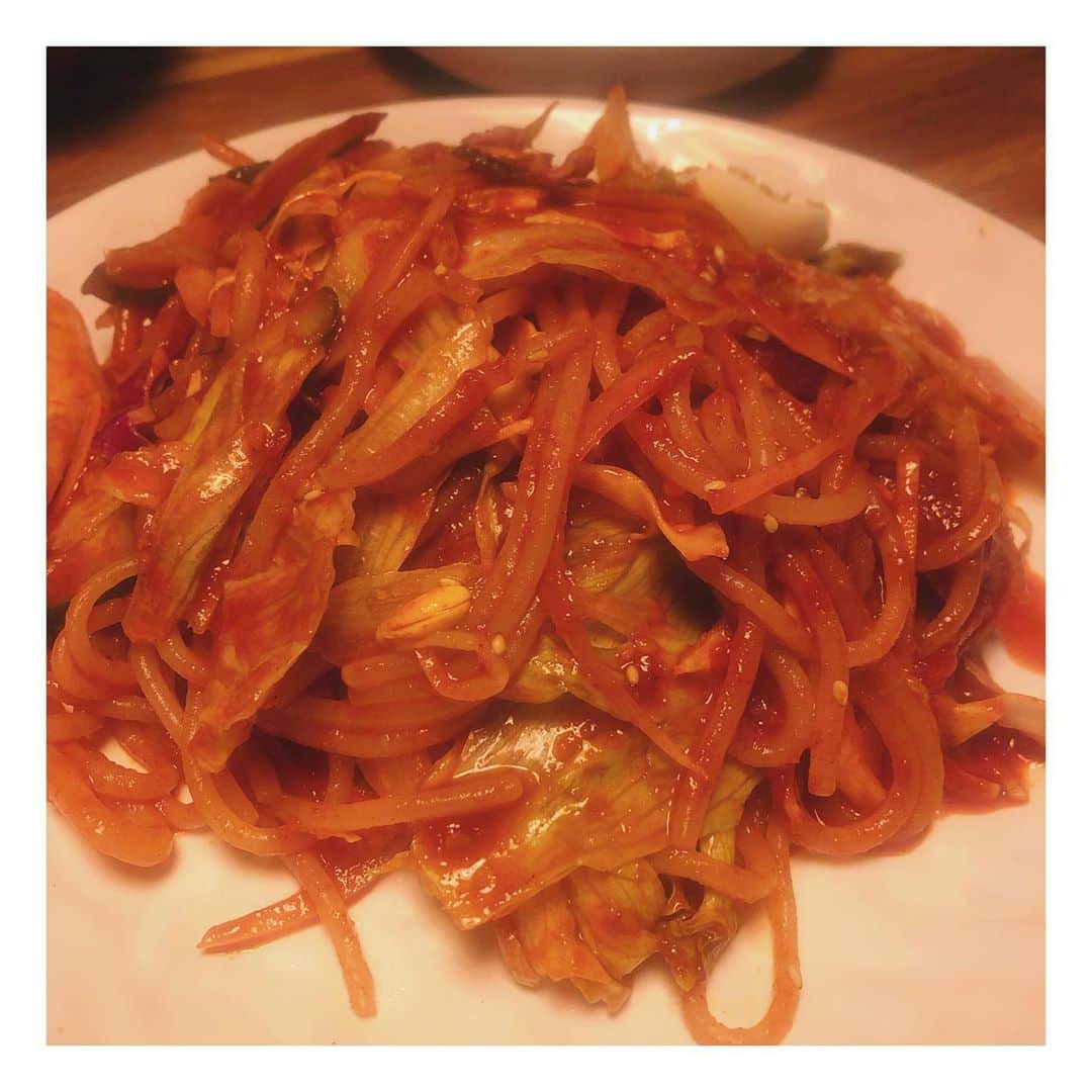 カン・ハンナのインスタグラム：「・﻿ ﻿ ﻿ ちょっと前のことですが、チョル麺が大好きな可愛いみなみちゃんと念願のチョル麺を食べに新大久保へ😋　﻿ ﻿ ﻿ チョル麺からラポキ、イイダコ炒め、サムギョプサルに続く韓国料理お祭りでした🧡　﻿ ﻿ ﻿ たくさん食べてたくさん笑って幸せな時間❣️最近は友達に会えることが減ってしまいましたが、こうして会える時間を大事にしたいなと思います🥰　﻿ ﻿ ﻿ ﻿ ﻿ ﻿ ﻿ #チョル麺に超ハマっている可愛いみなみ 🙊　﻿ #また食べに行こう﻿ #韓国料理　#久々の新大久保﻿ #가끔씩은한국음식잔치 ﻿ ﻿ ﻿」