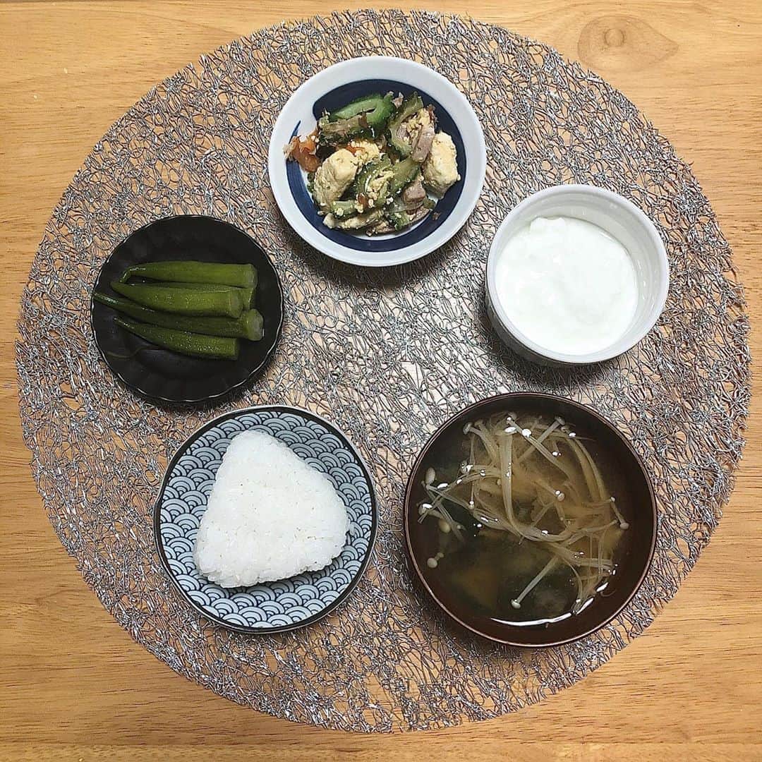 みのり(26)＠東京 ダイエットのインスタグラム：「朝ごはん . . おにぎり えのきとわかめの味噌汁 ごーやちゃんぷる 塩オクラ ヨーグルト . . おはようございます。 からだにやさしいあさごはん💓 . . きれいに食べる。 . ◉ライザップ公認の紹介アンバサダーです。 〜紹介特典で、お安く入会できます〜 . ▶︎全国どの店舗でもOK ▶︎カウンセリング予約前にご連絡ください . 📺RIZAP TVCM出演 🏅RIZAP BMG ファイナリスト2017.2018 . #rizap #ライザップ #ダイエット #diet #レコーディングダイエット #ダイエッター #公開ダイエット  #朝ごはん #morning #食べて痩せる #おうちごはん #糖質制限 #低糖質ダイエット #和食 #クッキングラム #自炊女子 #腸内環境 #食事管理 #栄養  #cleanmeals  #lowglycemic #玄米 #まいにちごはん部」