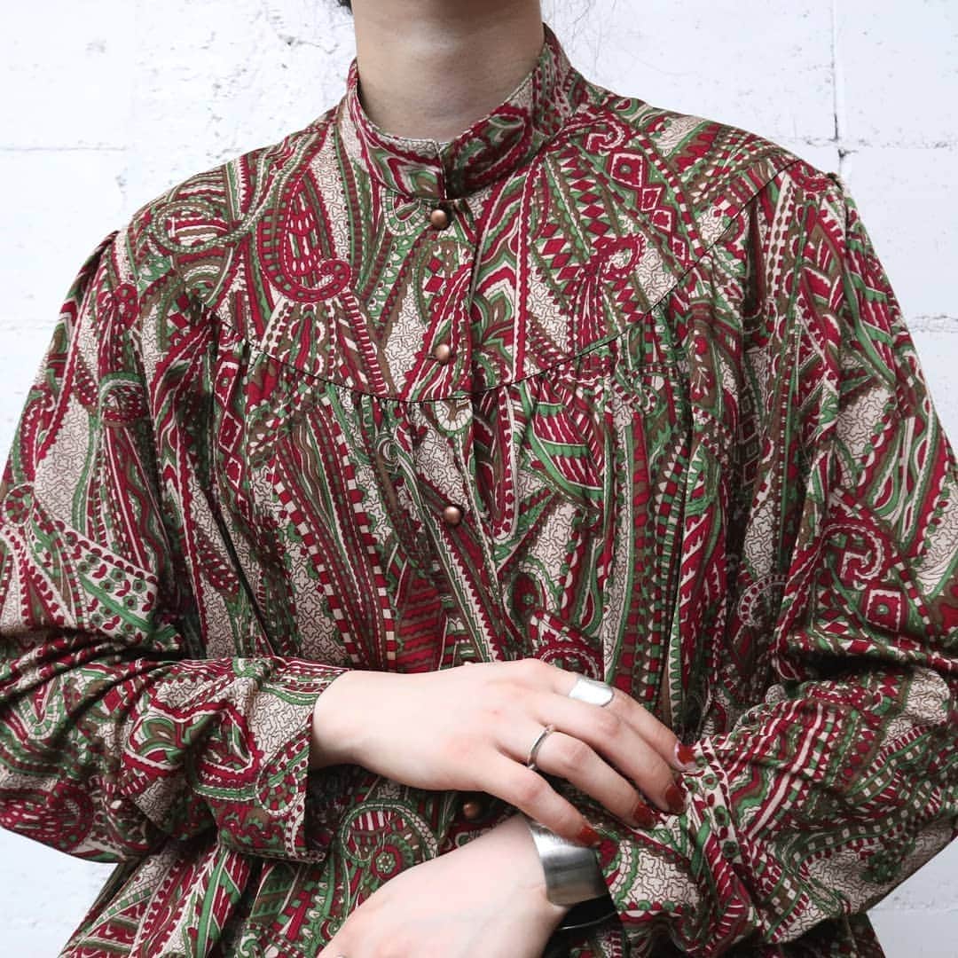 吉祥寺 古着屋 Orfeoのインスタグラム：「. Paisley Stand Collar Dress   #orfeo #kichijoji #tokyo #vintage #used #fashion #coordinate #outfit  お問い合わせはインスタグラムのプロフィール掲載のメールアドレスにお願いいたします。コメント、DMでのお問い合わせは受け付けておりませんのでご了承ください。 ONLINE SHOPの商品も店頭にてご購入頂けます。気になる商品がございましたらスタッフにお声掛けください。  新型コロナウィルス感染拡大防止策を徹底した上で営業をしております。マスクの着用、入店時にアルコールでの消毒をお願いいたします。」
