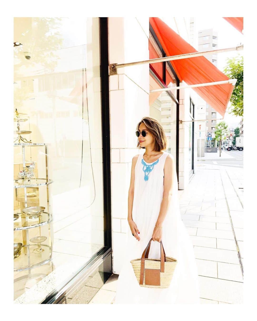 坂倉アコのインスタグラム：「Afternoon stroll on a hot summer day😎☀️  お気に入りのサマーワンピース。 肌にさらっと心地良くて大好き。  まだまだ暑い日が続いていますが、夏の疲れが出る頃ですので、どうぞ皆様、お身体には気をつけて健やかにお過ごし下さい😊  #yokohama #stroll #afternoon #lunch #summer #2020 #summerdress」