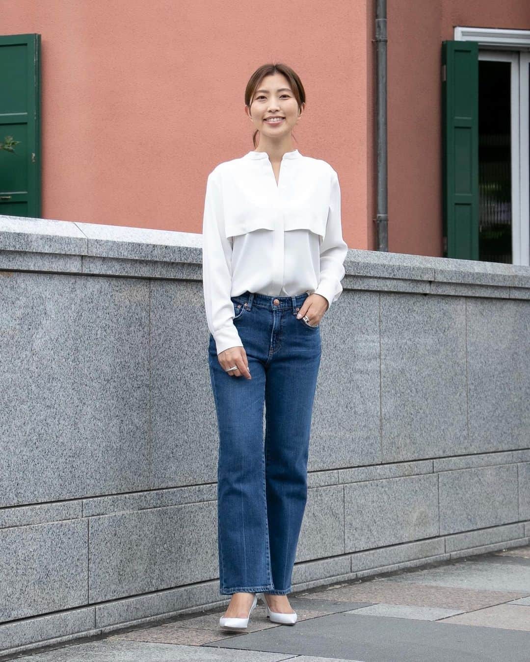 のインスタグラム：「.﻿ ﻿ ﻿ 〜 RED CARD SNAP 5STYLE 〜﻿ vol.4 Digital Marketing 河西薫﻿ @kaoru_kawanishi  ﻿ Denim : ﻿ Marmalade Midrise ﻿ 14442-amc﻿ ¥19,000+tax﻿ ﻿ ﻿ #redcard#redcarddenim#redcardsnap#snap#denim#jeans#ootd#code#denimcode#レッドカードスナップ#レッドカードデニム#フレアデニム#美脚デニム#デニムコーデ#大人カジュアル#きれいめコーデ#パンプスコーデ#きれいめブラウス」