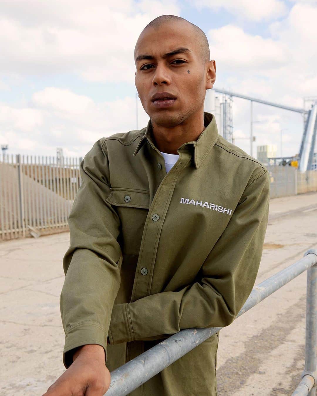 HYPEBEASTさんのインスタグラム写真 - (HYPEBEASTInstagram)「@hypebeaststyle: @maharishi has unveiled a new “Global Takeover” Fall/Winter 2020 collection. Drawing from classic brand iconography and everyday garments, each piece in the capsule features an embroidered dragon that represents man’s spiritual quest for wisdom. It’s set to launch on August 28 and will be available in both maharishi’s London and New York stores, as well as its website.⁠⠀ Photo: maharishi」8月27日 13時42分 - hypebeast