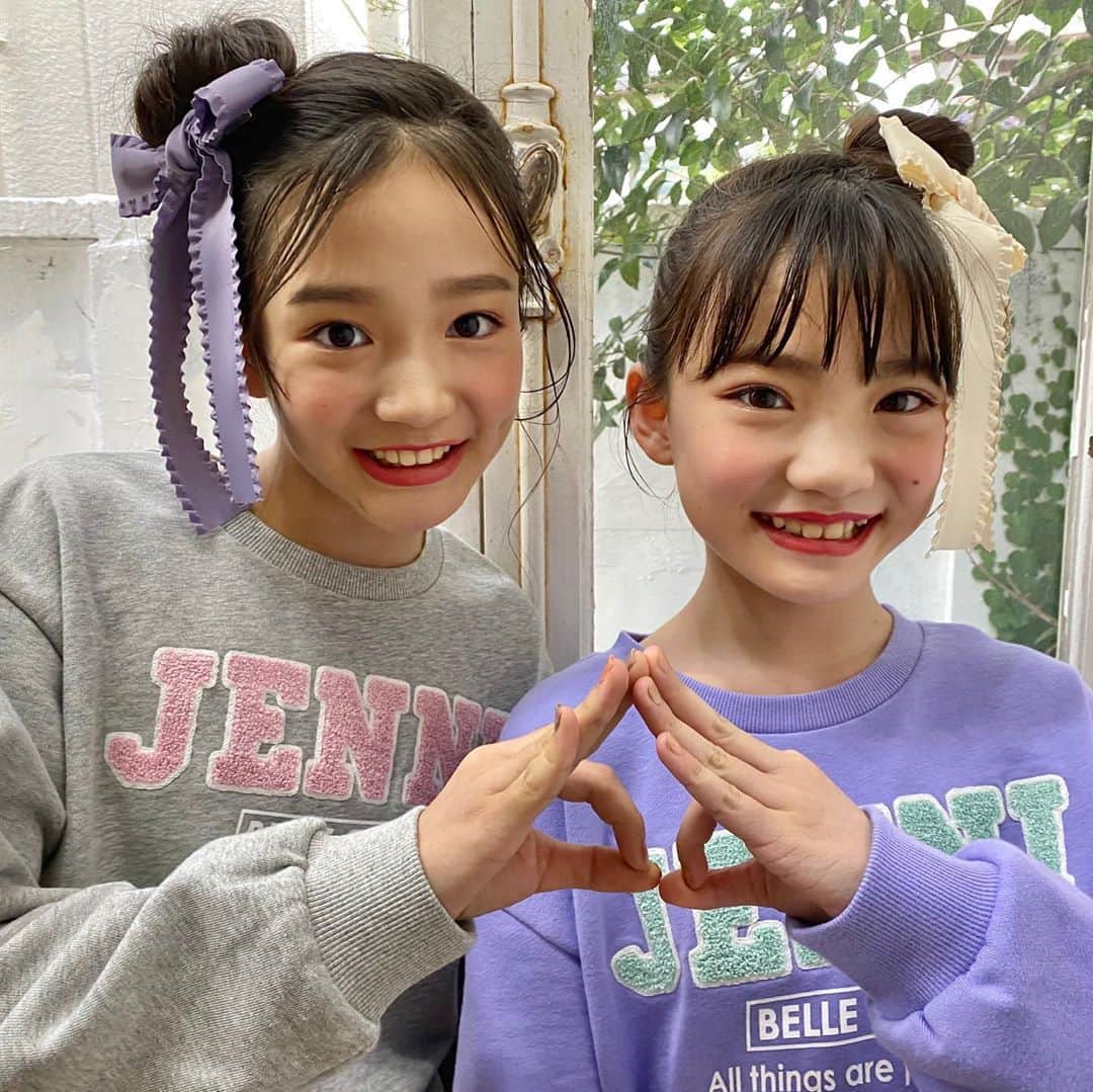 ニコ☆プチのインスタグラム：「🍒👭🍒 ・ ・ 妹系ツインズ さなんにゃ💞 ・ 1枚目のポーズは2人考案の チェリーポーズ🍒 ・ #ニコプチ #プチモ #石原咲奈 #あんな #さなんにゃ」