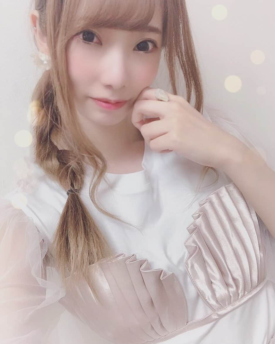 のインスタグラム：「おはぴ☺️ 今日も一日がんばろー！   ❤️🐚❤️🐚❤️  #kaorihoriuchi #堀内華央理 #bakusutesotokandaicchome #バクステ外神田一丁目 #idol #japaneseidol #honeymihoney @honeymihoney_official #shell #fashion #tokyo #japan #streamer #twitchstreamer #game #아이돌 #게임 #트위치 #實況主 #偶像」