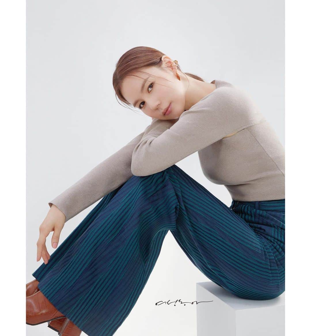 パク・シウンのインスタグラム：「#9월호 #표지 #한컷 #💙」