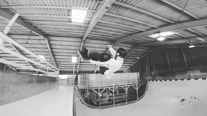 笹岡建介のインスタグラム：「😎😎😎 @mktaxi.jp @dcshoes_japan @dorcus_tbs @bern_japan @stance_japan @skullcandyjapan @independenttrucks @rictawheels @minirampsteez @vertskateboarding @goprojp  🎥@cgtomoyuki @cggunjo  #mktaxi#dcshoesjapan #dcshoes #skullcandyjapan #bells #independenttrucks #triforce_k #hi_5 #dorcus_tbs #6556skateboarding #divisio#fivecrossskatepark #showgekiskateboards #13mind#bern#bernjapan#make___#skate#skateboard #instagood #skatecrunch #skatecrunchmag #minirampsteez #vertskateboarding #goproのある生活 #gopro」