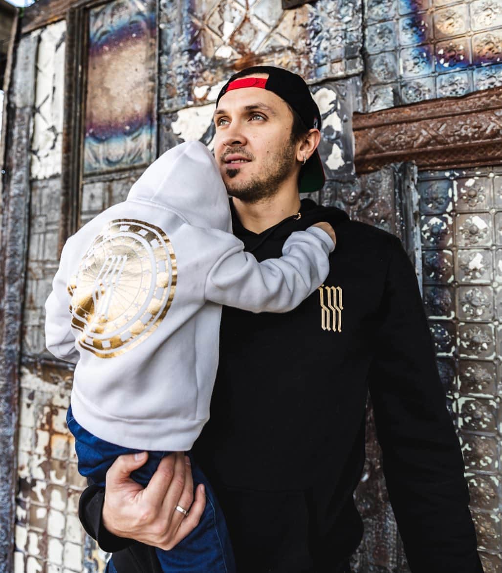 イヴァン・リギーニのインスタグラム：「Family always 1st🙏🏼thank you for being a part of mine❤️  Wort more than gold!  IMAN ambassador @xam_trankov and his little precious Angelica💎 : : : Photo by : @fabburitica 🔥」