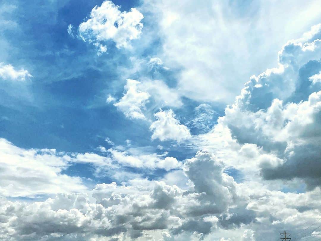 のインスタグラム：「今朝の雲は怖かったけど、今のこういう感じの雲が好き。宗教画みたいな神々しいヤツ。  #cloud #sky #雲 #ジョジョに出てくる地平線を感じるパターンのヤツも好き」