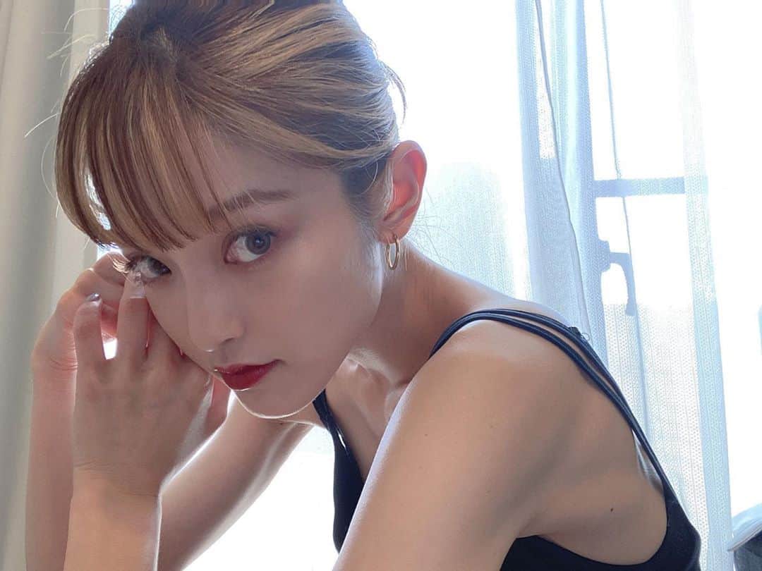 のインスタグラム：「ハーブピーリング 🌿調子良い🙆‍♀️ 昨日もやってもらった☺️ 個人的な感想は、ニキビ跡の赤みが4回目ぐらいで前より気にならなくなったのと、 肌のトーンが上がったかな！ 諦めないで続けてみてほしい！笑 剥がれないからその日にお化粧出来るし！ . . @rile_shibuya で出来ちゃうよ🙊 詳しくは @reina08 にDMしてね💌 . . #ハーブピーリング #渋谷」