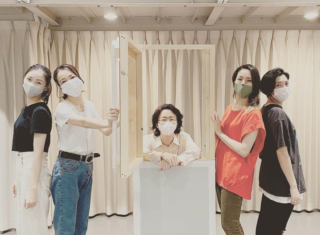 土井ケイトのインスタグラム：「みんなでマスク族。母娘2チーム。母役の彩吹真央さん娘役の木下晴香ちゃんチームと稽古後合流したよ。水夏希さんと土井ケイトチームは昨日が稽古場最終日でした。明日から兵庫ー。2チームどちらもピアノ演奏(他裏設定全役担当)して下さる大貫さんと一緒に。#大好きなお母さんへ冷蔵庫のうえの人生」