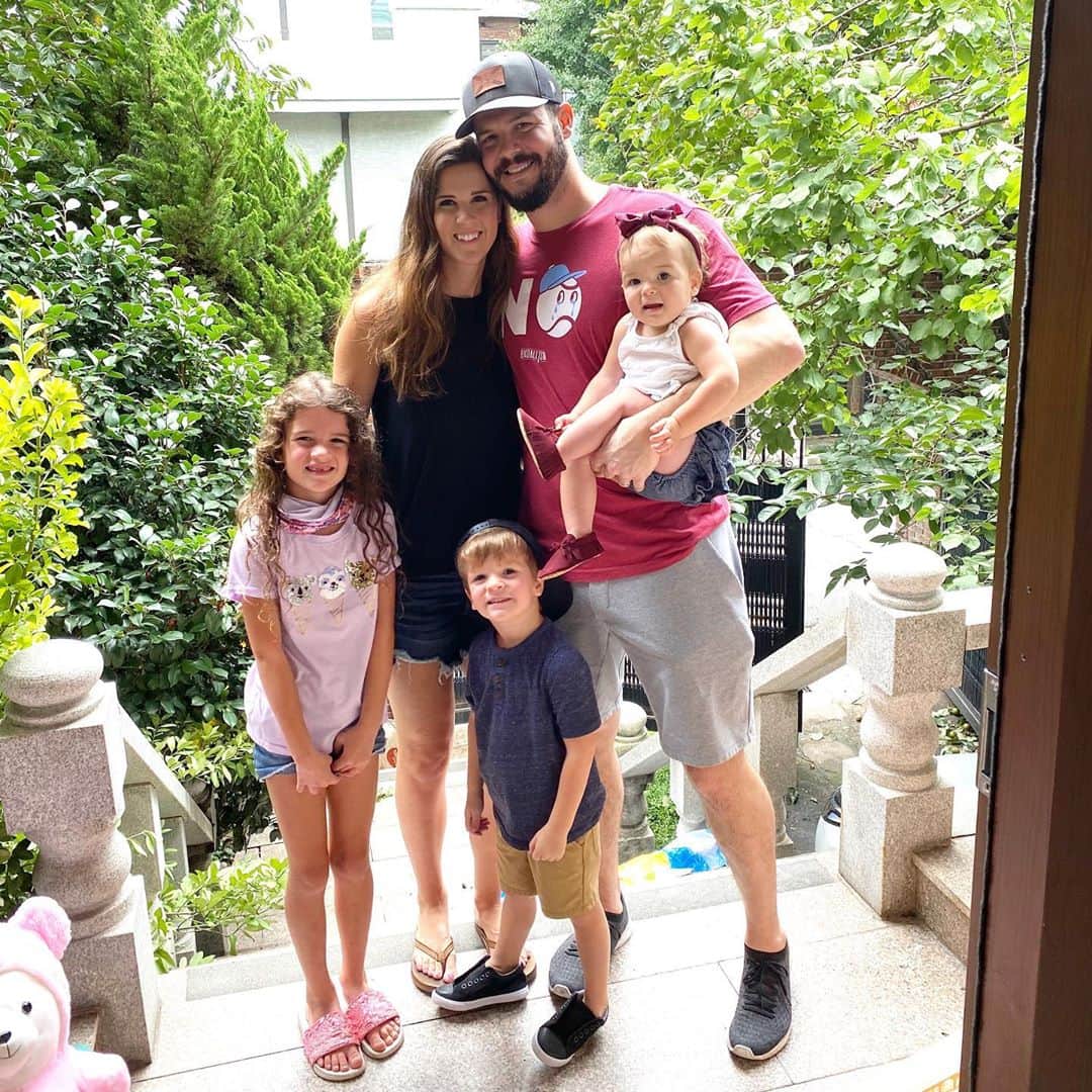 ジェイク・ブリガムのインスタグラム：「209 days apart from my babies. Family power」