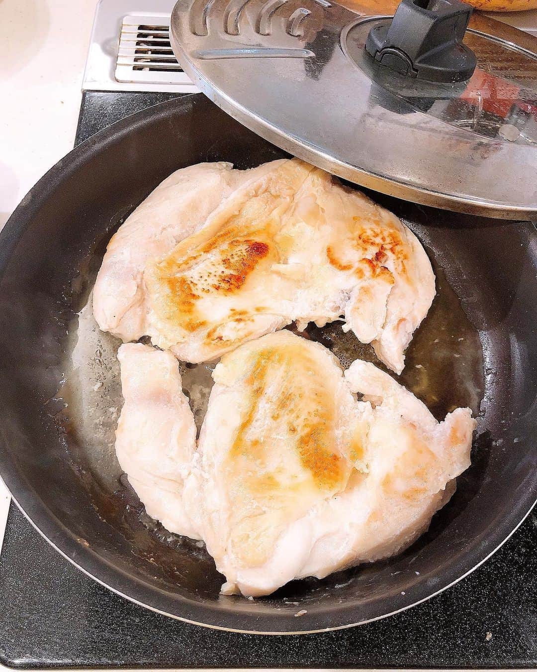 みきママさんのインスタグラム写真 - (みきママInstagram)「【鶏のむね肉やわらかすぎる〜！！】  鶏むね肉に塩麹をもみこんでから、やわらかく焼くと、天才的なやわらかステーキになります！！  作り方や焼き方は外食本に載っています！！  ランチはチキンサラダにしていただきます〜！！  涙が出るほどやわらけー😭😭😭  #みきママ　#塩麹　#鶏むね肉  #やわらかい　#ステーキ」8月27日 14時05分 - mikimama_official