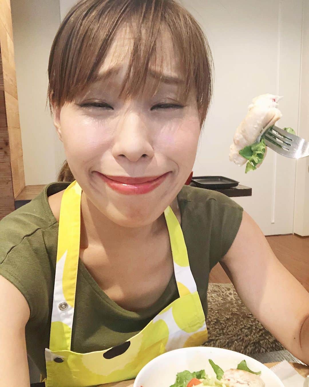 みきママさんのインスタグラム写真 - (みきママInstagram)「【鶏のむね肉やわらかすぎる〜！！】  鶏むね肉に塩麹をもみこんでから、やわらかく焼くと、天才的なやわらかステーキになります！！  作り方や焼き方は外食本に載っています！！  ランチはチキンサラダにしていただきます〜！！  涙が出るほどやわらけー😭😭😭  #みきママ　#塩麹　#鶏むね肉  #やわらかい　#ステーキ」8月27日 14時05分 - mikimama_official