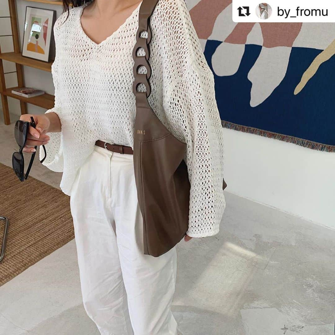 DAKS Koreaさんのインスタグラム写真 - (DAKS KoreaInstagram)「#Repost @by_fromu with @make_repost ・・・ 촬영을 안하니 내맘대로 입고 코디하고 좋다 🖤 요즘 젤 여기저기 무난하게 잘들고 다니는 숄더백. 취향도 조금씩 변하나 넘 이뻐 🙊 . #DCBA0F995I3 . #닥스 #닥스코리아 #닥스악세서리 #닥스액세서리 #DAKS #DAKSACCESSORIES #Lfmall #닥스가방 #호보백 #숄더백 #디보백 #닥스디보백 #여성가방 #여자가방선물 #가방선물 #선물추천 #데일리룩 #ootd #accessories #daily #fashion #오오티디 #플렉스 #flex #직장인룩 #직장인가방」8月27日 14時06分 - dakskorea_accessories